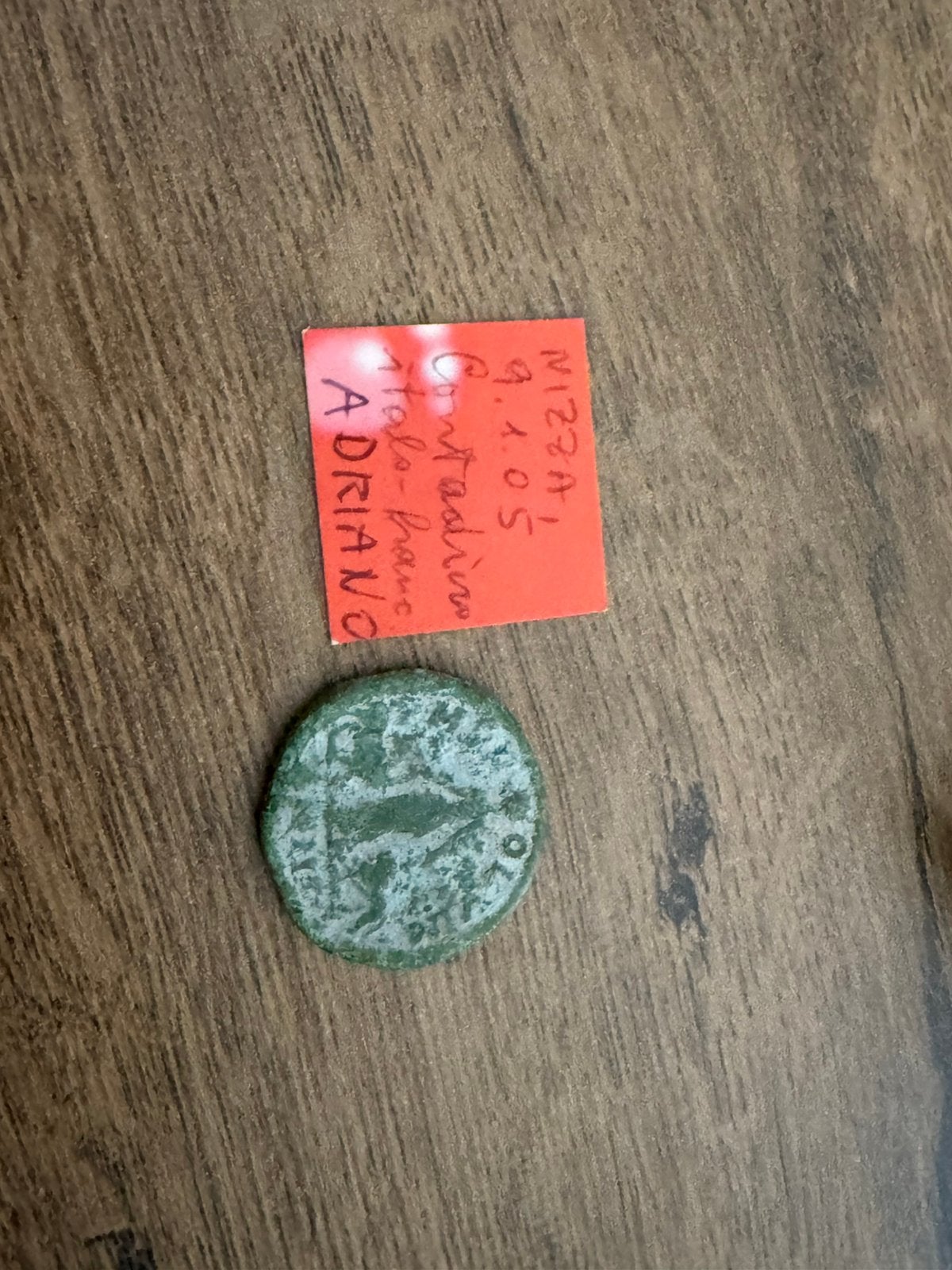 Romeinse munt met aankooppapieren, Postzegels en Munten, Ophalen of Verzenden