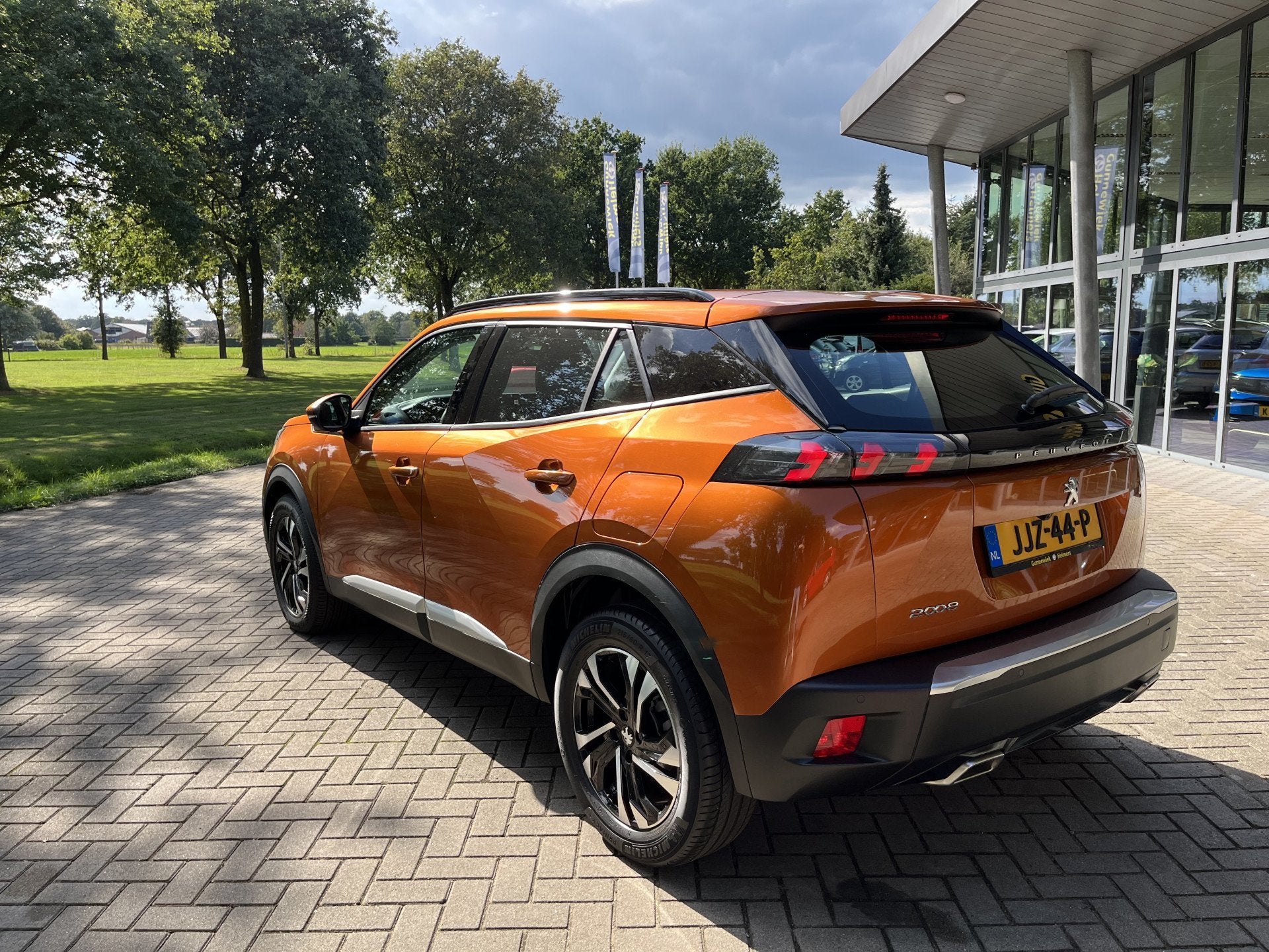 Peugeot 2008 1.2 PureTech Allure | CAMERA | CARPLAY | CLIMA, Dealer onderhouden, Gebruikt, Euro 6, Leder en Stof