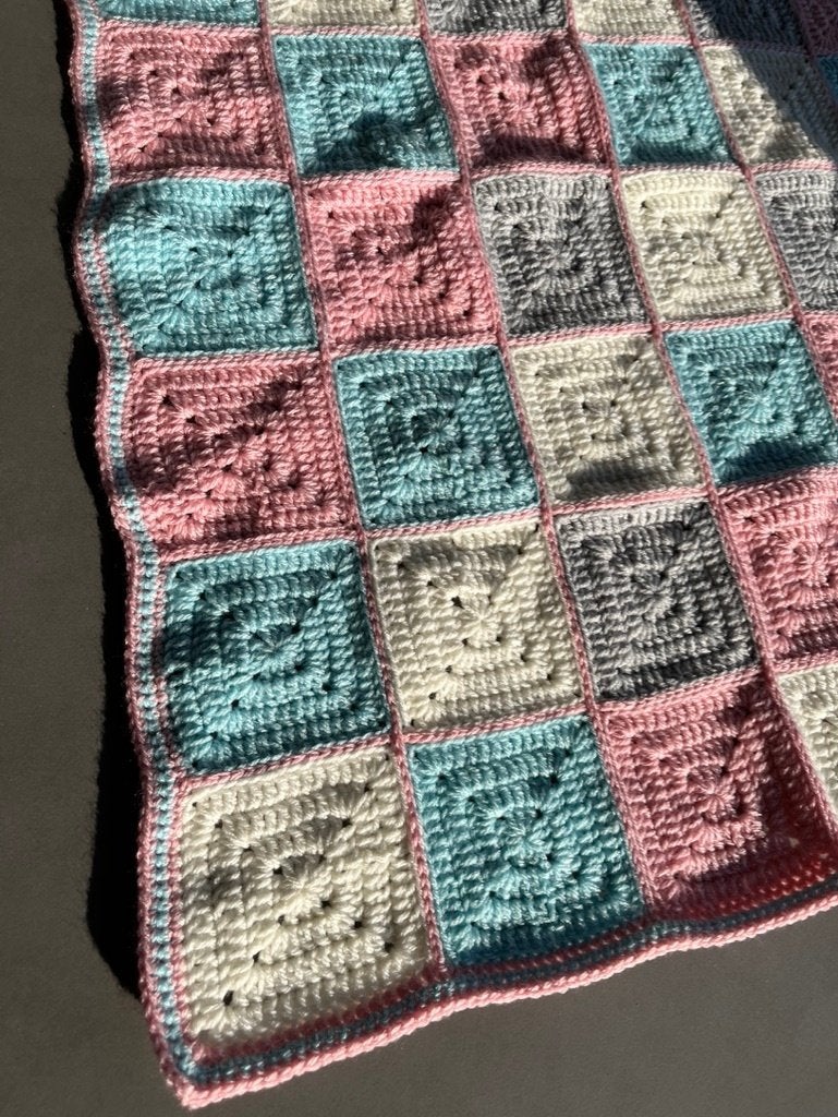 Nieuw pastel roze/wit/blauw dekentje, 70x95 cm, Handgemaakt, Verzenden, Nieuw, Meerkleurig