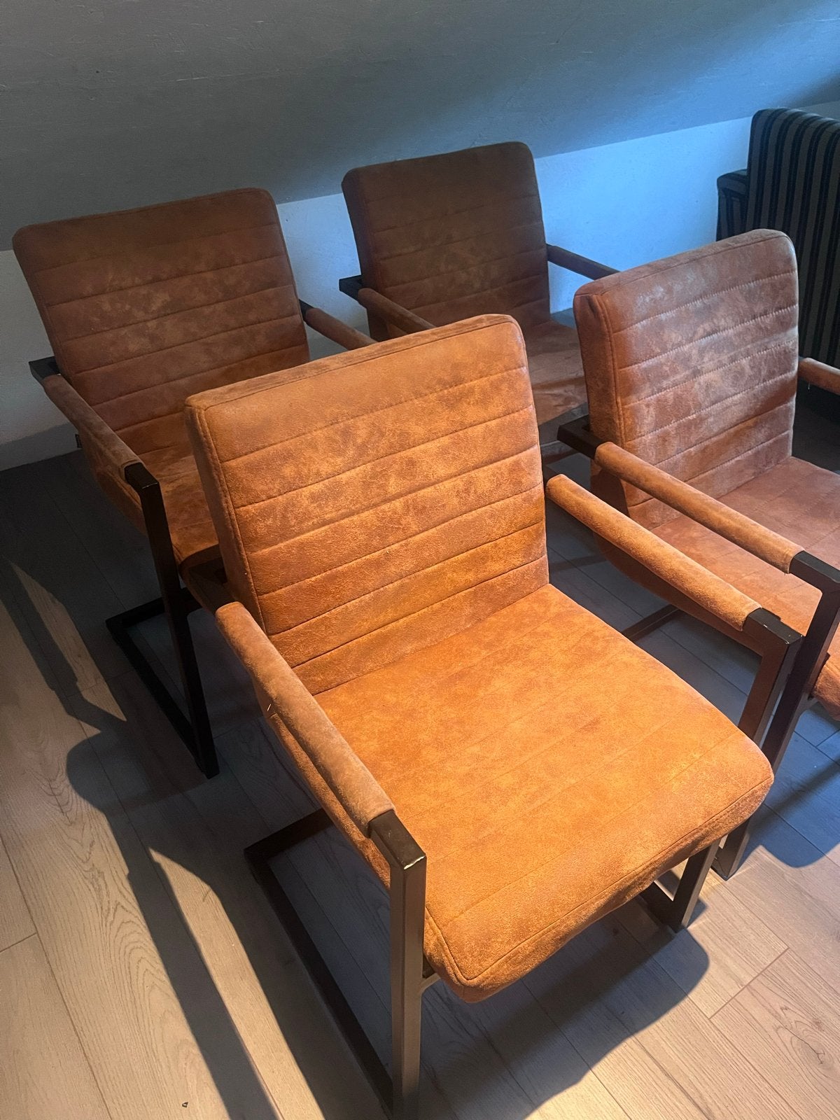 4 Cognacbruine eetkamerstoelen met armleuning, Ophalen, Gebruikt, Bruin, Vier