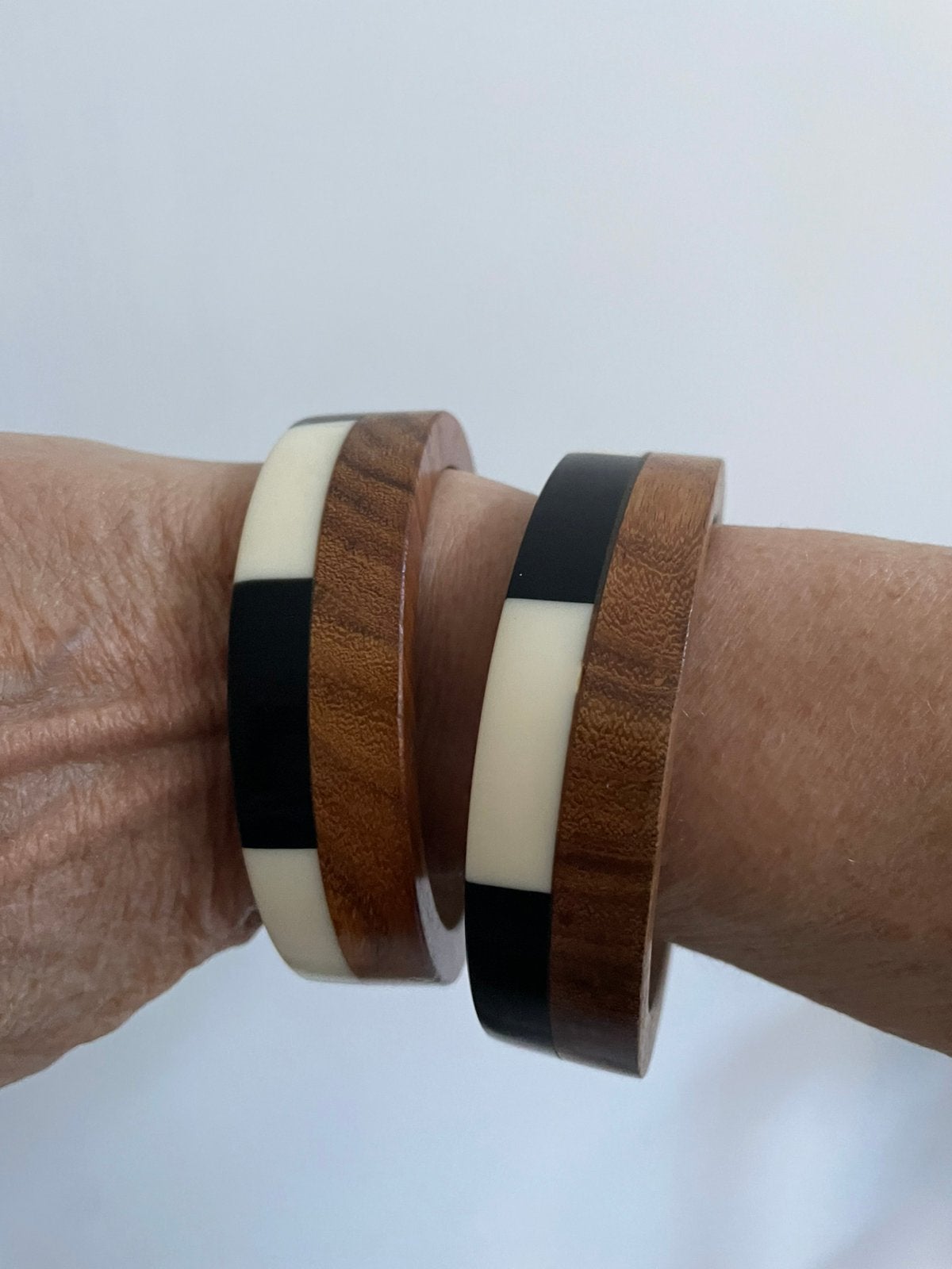 2 armbanden zwart wit hars en hard hout, Ophalen of Verzenden, Zo goed als nieuw