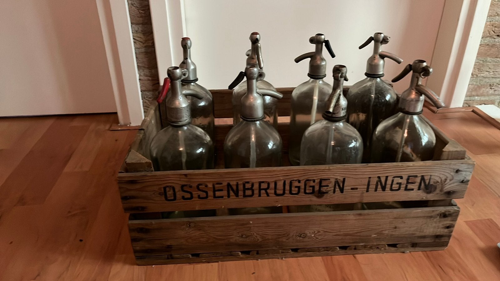 Prachtige vintage spuitwater flessen in originele oude krat, Antiek en Kunst, Ophalen