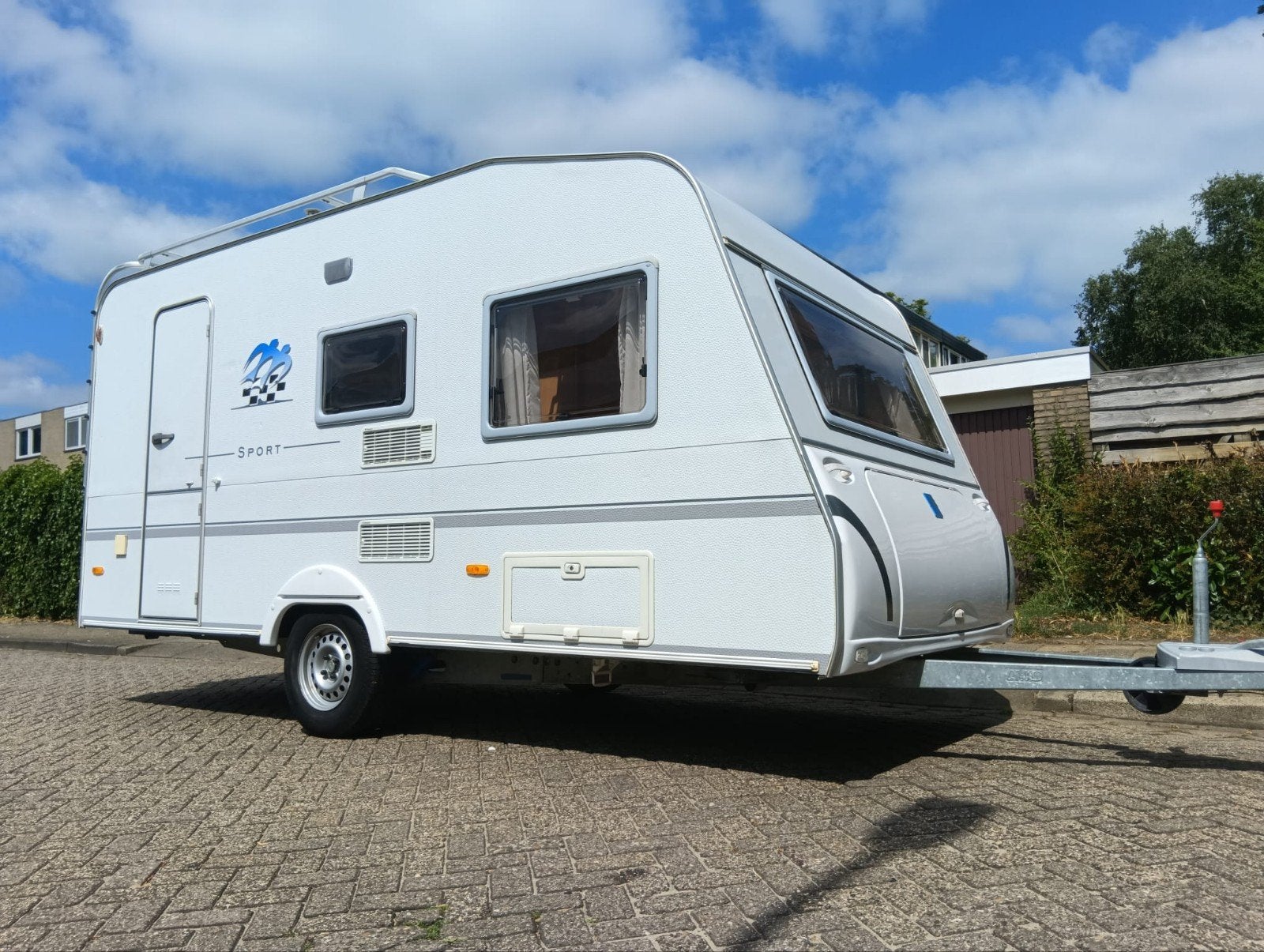 Knaus Sport caravan uit 2004 met voortent, 4 persoons, Vast bed, Treinzit, 750 - 1000 kg, Particulier