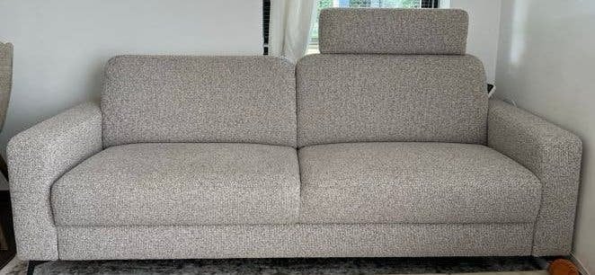 Moderne 3-zitsbank – lichtgrijze – nette staat, Ophalen, Driepersoons, 75 tot 100 cm, Zo goed als nieuw