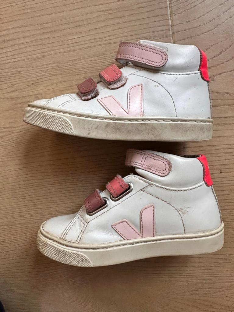 Veja sneakers maat 26 - wit met roze accenten, Kinderen en Baby's, Kinderkleding | Schoenen en Sokken, Gebruikt, Meisje, Schoenen
