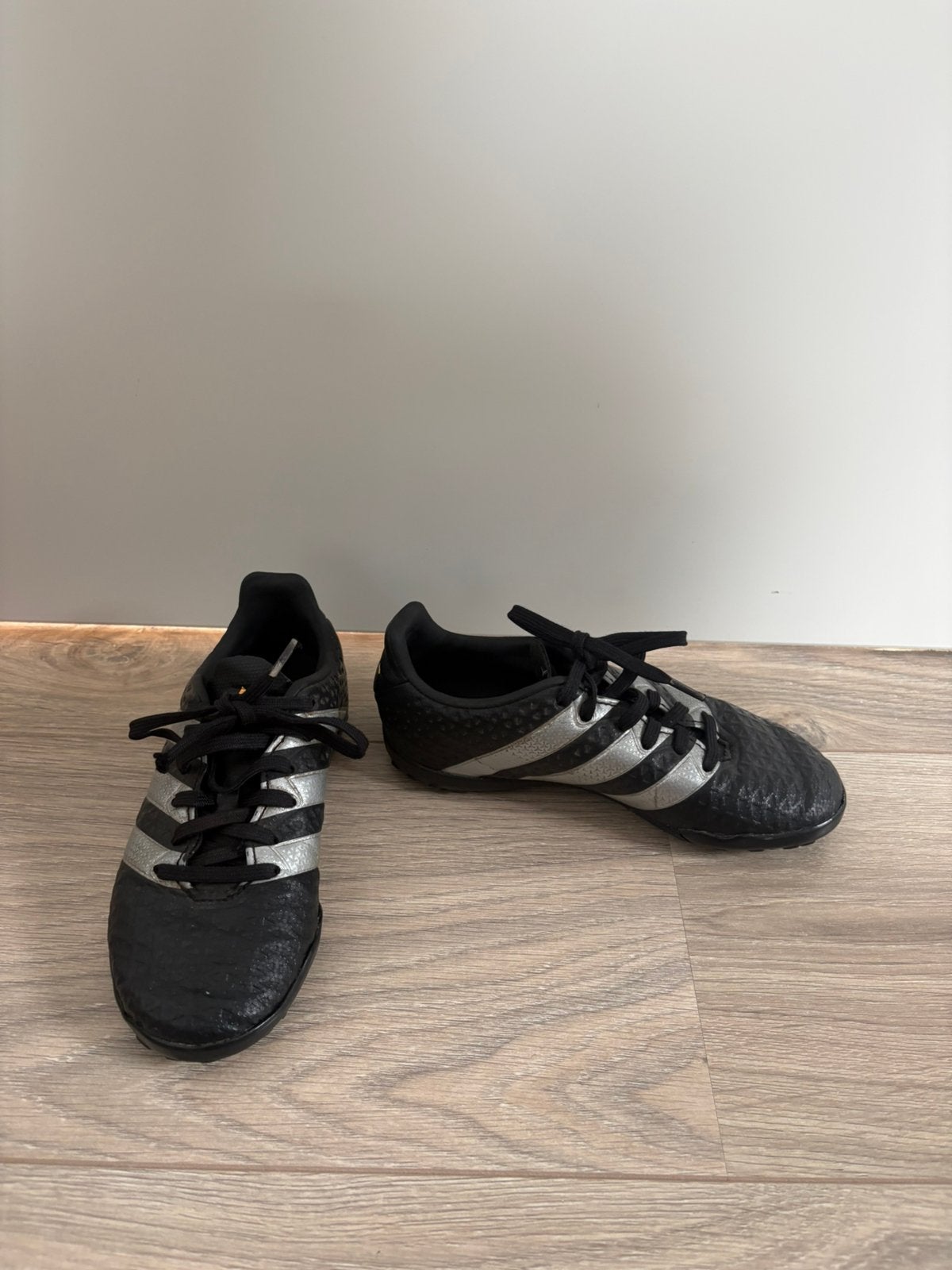 Zwarte met zilverkleurige adidas voetbalschoenen - maat 31, Sportschoenen, Ophalen of Verzenden, Zo goed als nieuw, Jongen
