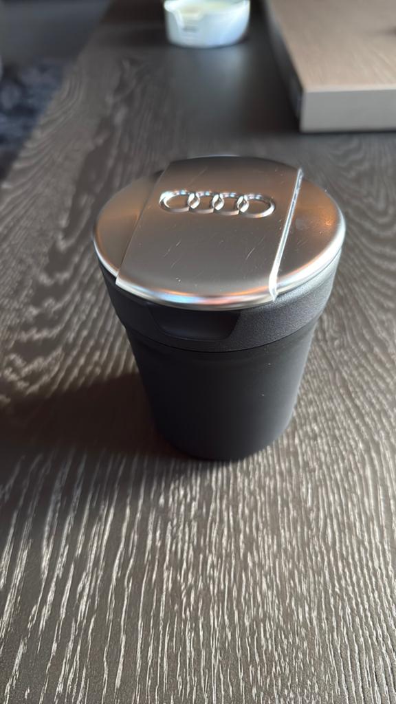 8XO 864 575 A opbergbeker / asbak AUDI  zwart met zilver, Ophalen of Verzenden