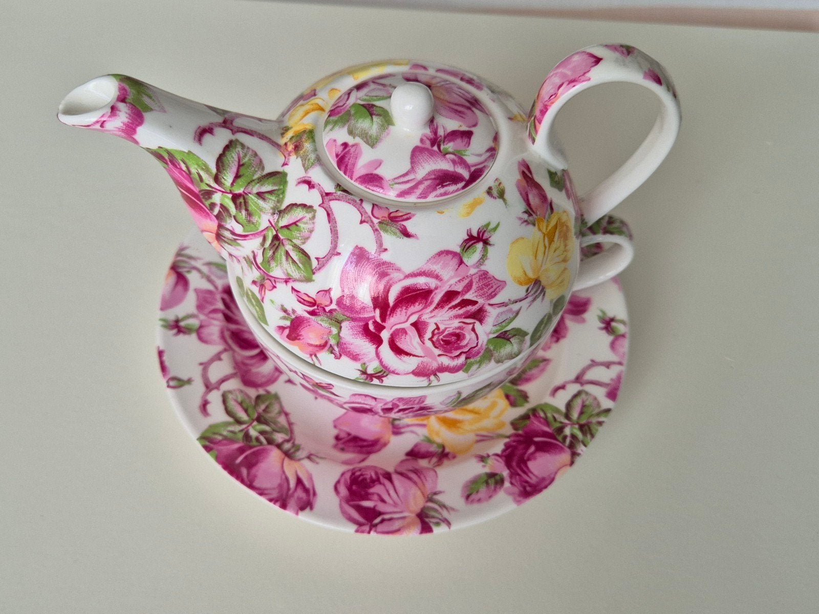 Theepot met kop en schotel - Rozenpatroon, Huis en Inrichting, Keuken | Servies, Zo goed als nieuw, Kop(pen) en/of Schotel(s)