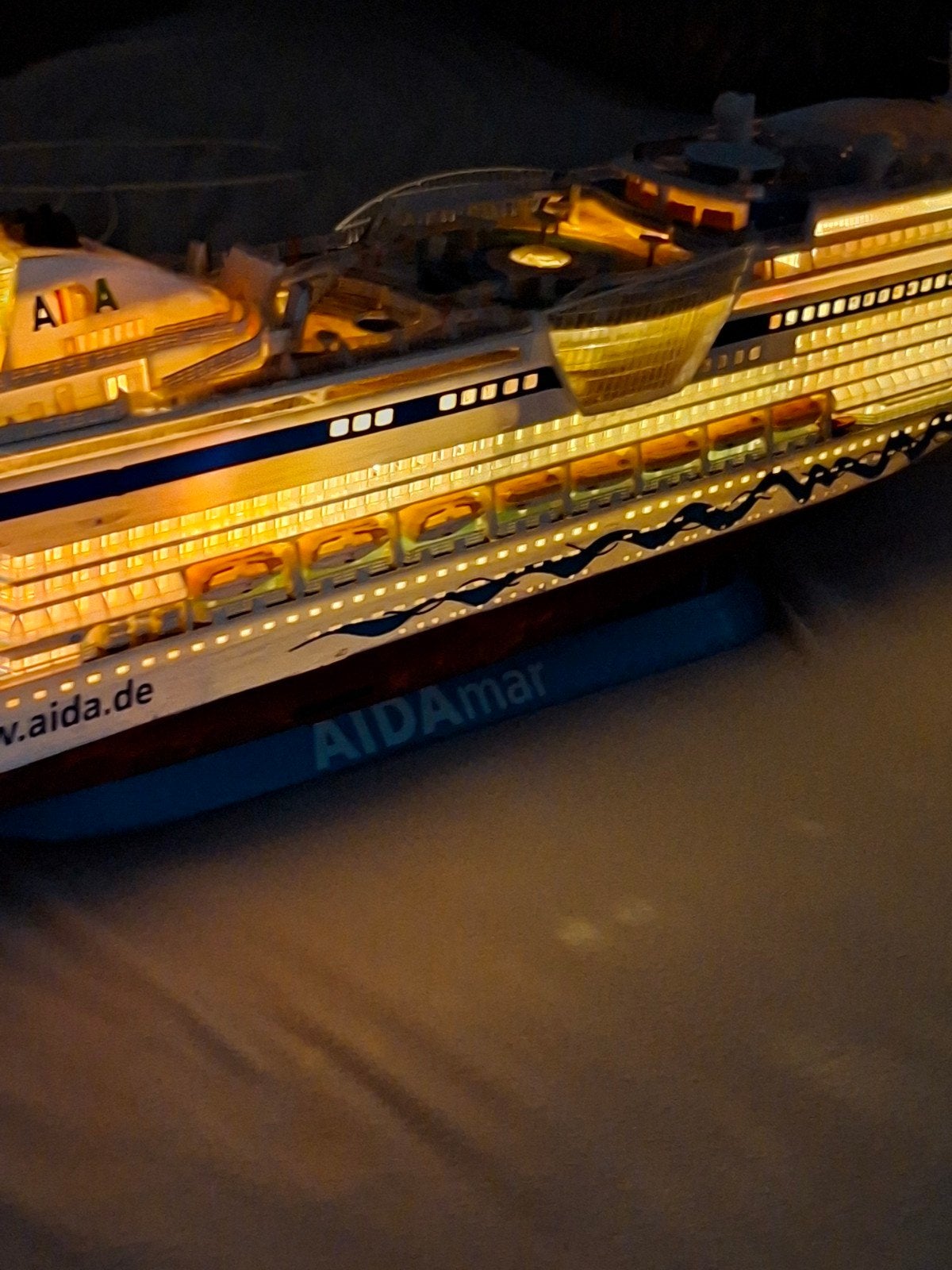 Revell AIDAblu Cruiseschip (1:400) MET verlichting, Ophalen, Gebruikt, Revell