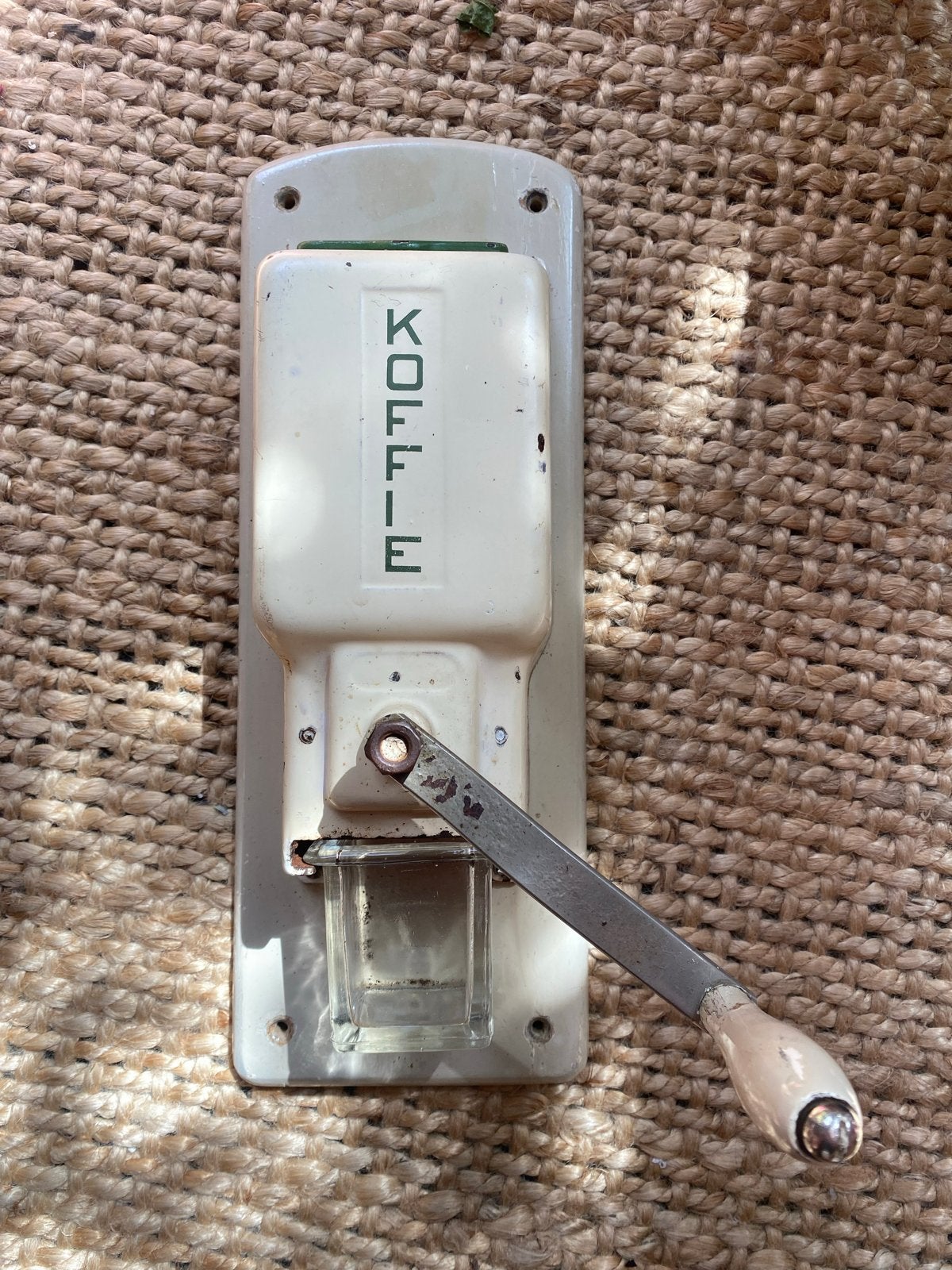 Vintage wandkoffiemolen, Ophalen