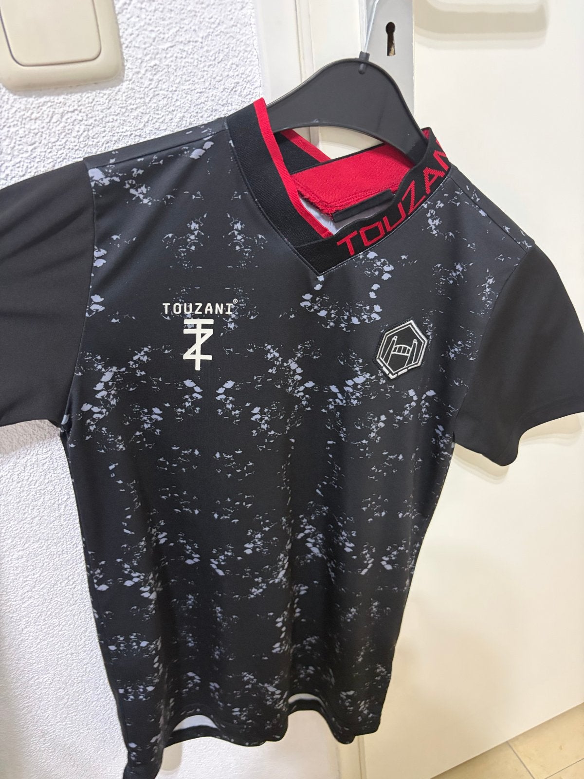 Touzani T-shirt Zwart met print - Maat 158/164, Kleding | Heren, T-shirts, Ophalen of Verzenden, Zo goed als nieuw, Overige maten