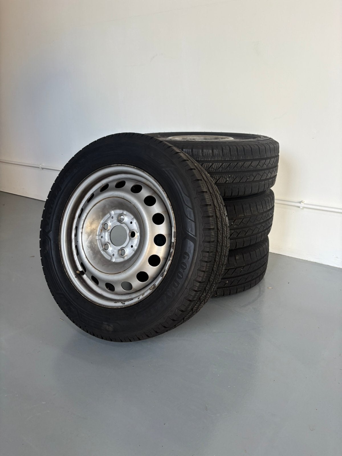 4x Goodyear 195/65 R16C All Season + Mercedes velgen, Auto-onderdelen, Ophalen, 16 inch, Banden en Velgen, All Season