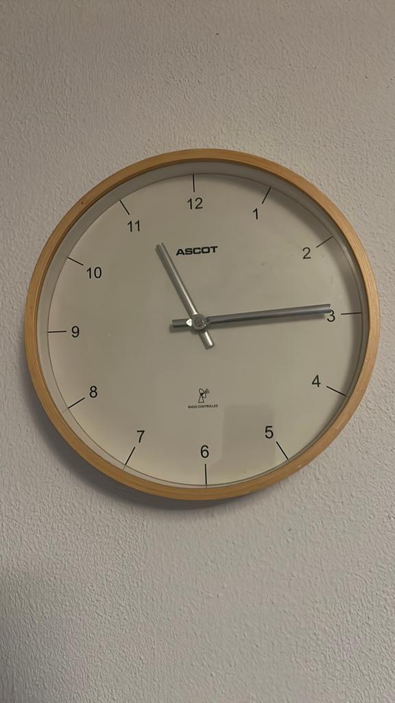 ASCOT Radio Controlled Wandklok - Hout en Wit, Huis en Inrichting, Woonaccessoires | Klokken, Ophalen of Verzenden, Gebruikt, Analoog
