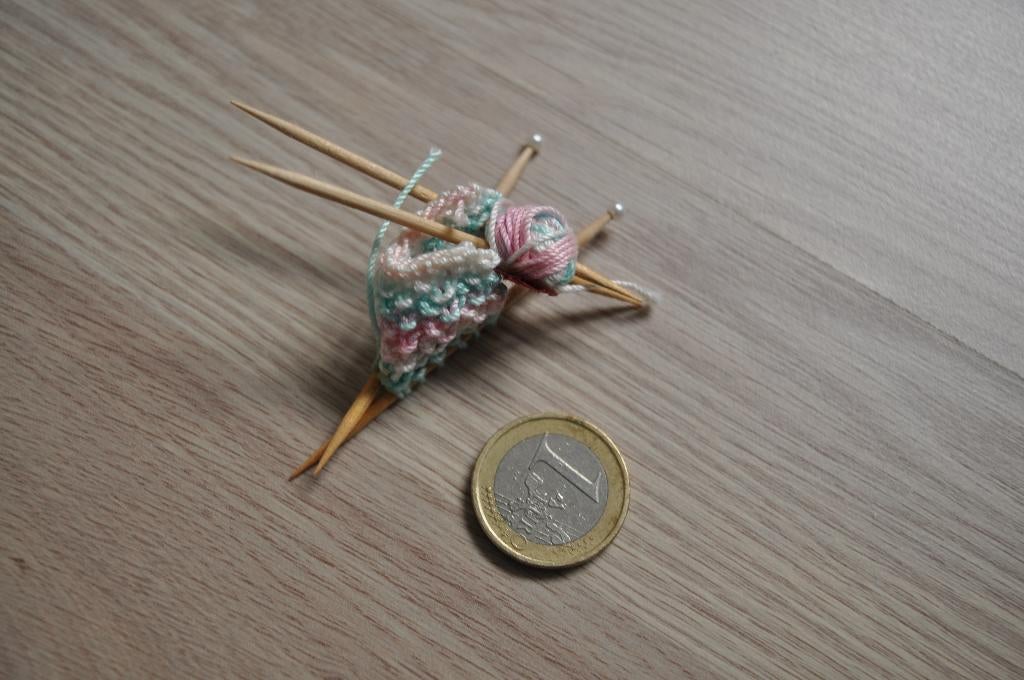 Miniatuur Breiwerk Breien Pop 6 cm, Antiek en Kunst, Ophalen of Verzenden