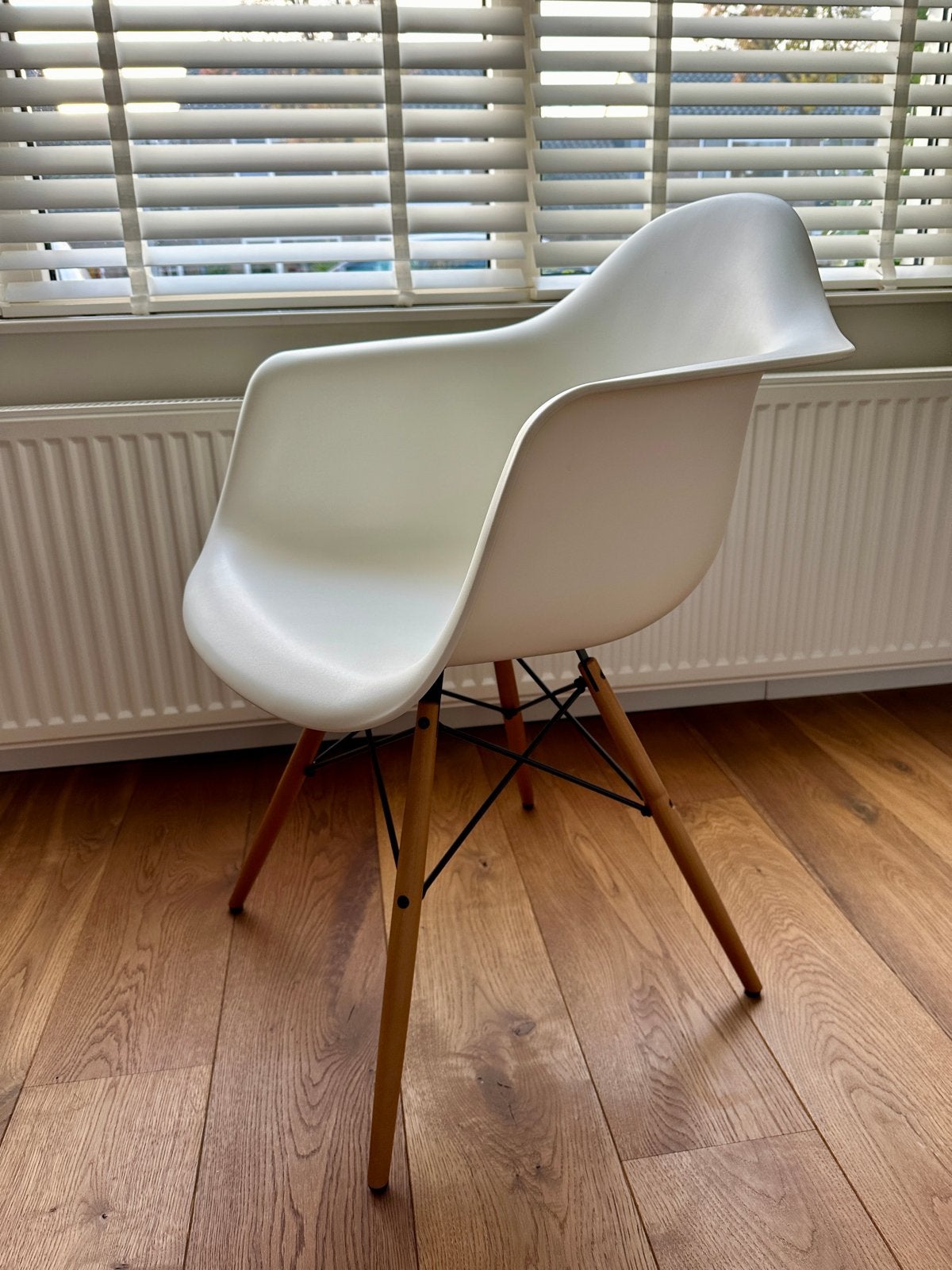 Vitra Eames Plastic Armchair DAW - Wit met houten onderstel, Wit, Ophalen of Verzenden, Zo goed als nieuw, Eén