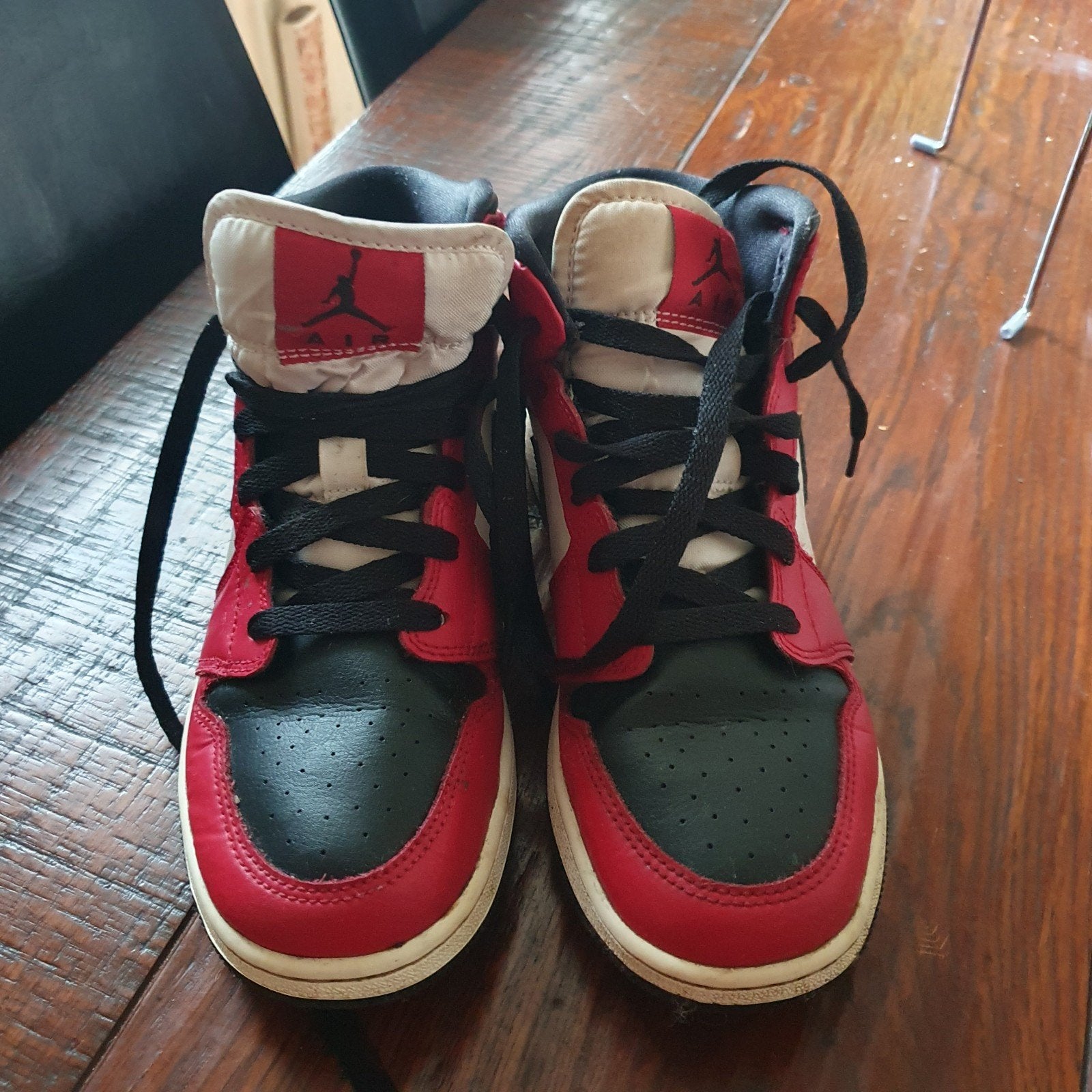 Nike Air Jordan 1 Mid - Rood, Zwart, Wit (Maat 37.5), Kleding | Dames, Schoenen, Nike, Ophalen of Verzenden, Sneakers of Gympen