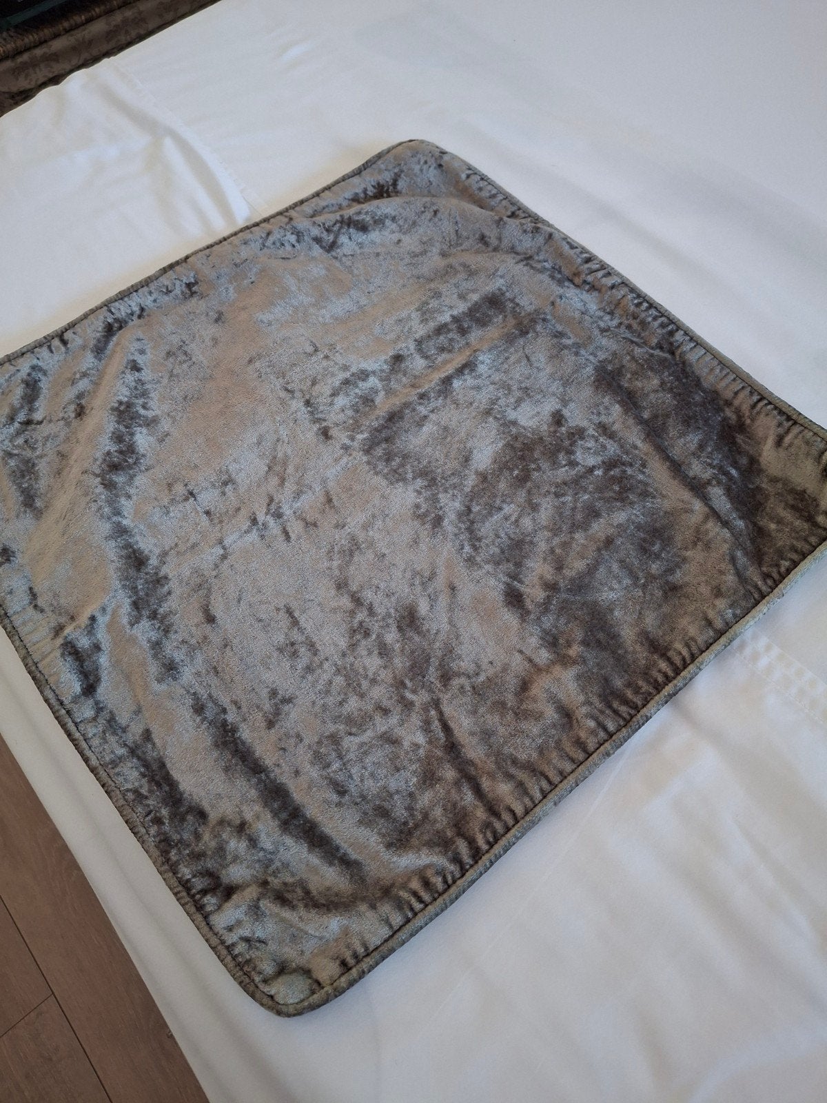 ZILVERKLEURIG VELVET KUSSENHOES 50/50., Ophalen, Zo goed als nieuw, Vierkant, Overige merken
