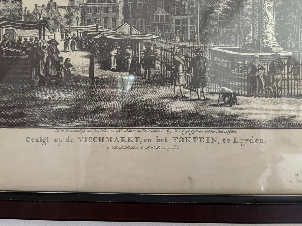 Gezigt op de Vischmarkt, en het FONTEIN, te Leyden, Antiek en Kunst, Kunst | Etsen en Gravures, Ophalen, Ingelijst, Ets, Stadsgezicht