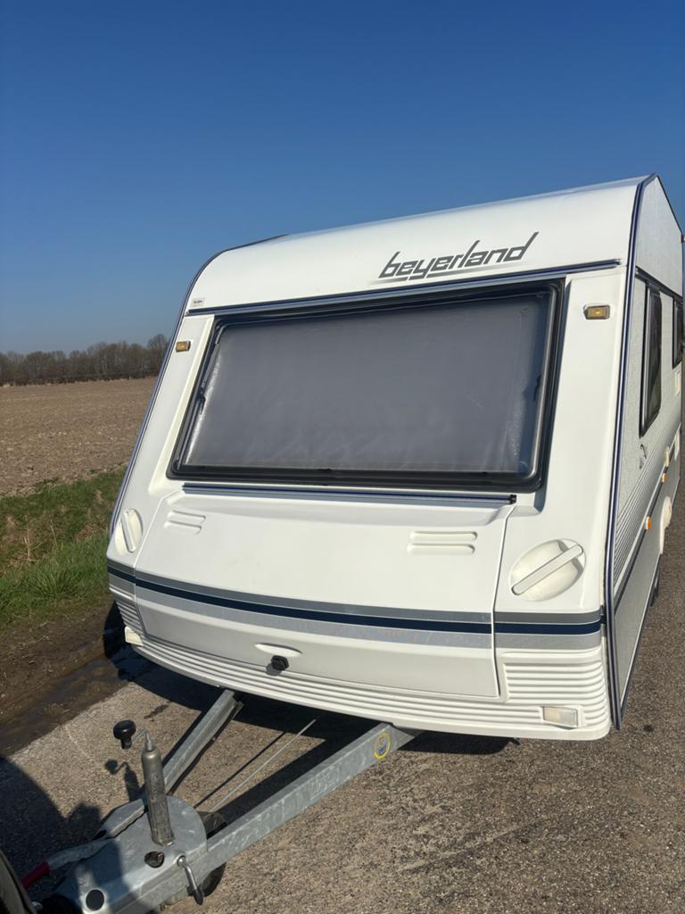 Beyerland Vitesse 403b- Compacte en complete caravan, Caravans en Kamperen, Rondzit, Omvormbare zithoek, Bedrijf, 4 tot 5 meter
