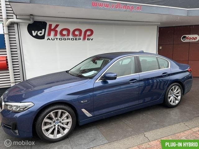 BMW 5-serie 545e xDrive High Executive, Auto's, BMW, Automaat, Gebruikt, 394 pk, Blauw