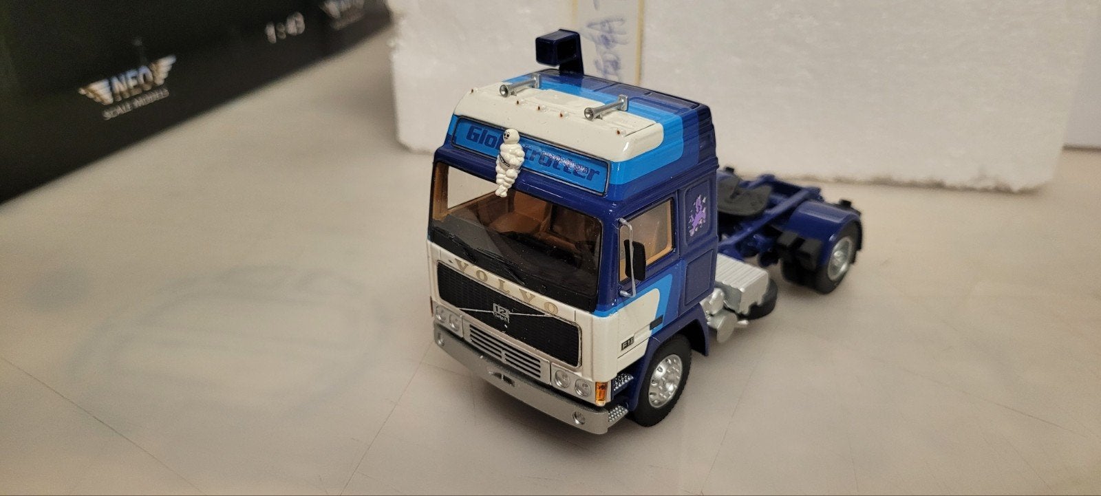 NEO SCALE Volvo F12 Globetrotter, Ophalen of Verzenden, Zo goed als nieuw, Bus of Vrachtwagen, Overige merken