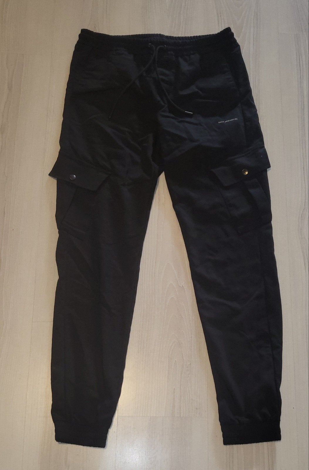 Daily Aesthetikz Broek Heren, Verzenden, Nieuw, Maat 52/54 (L), Zwart