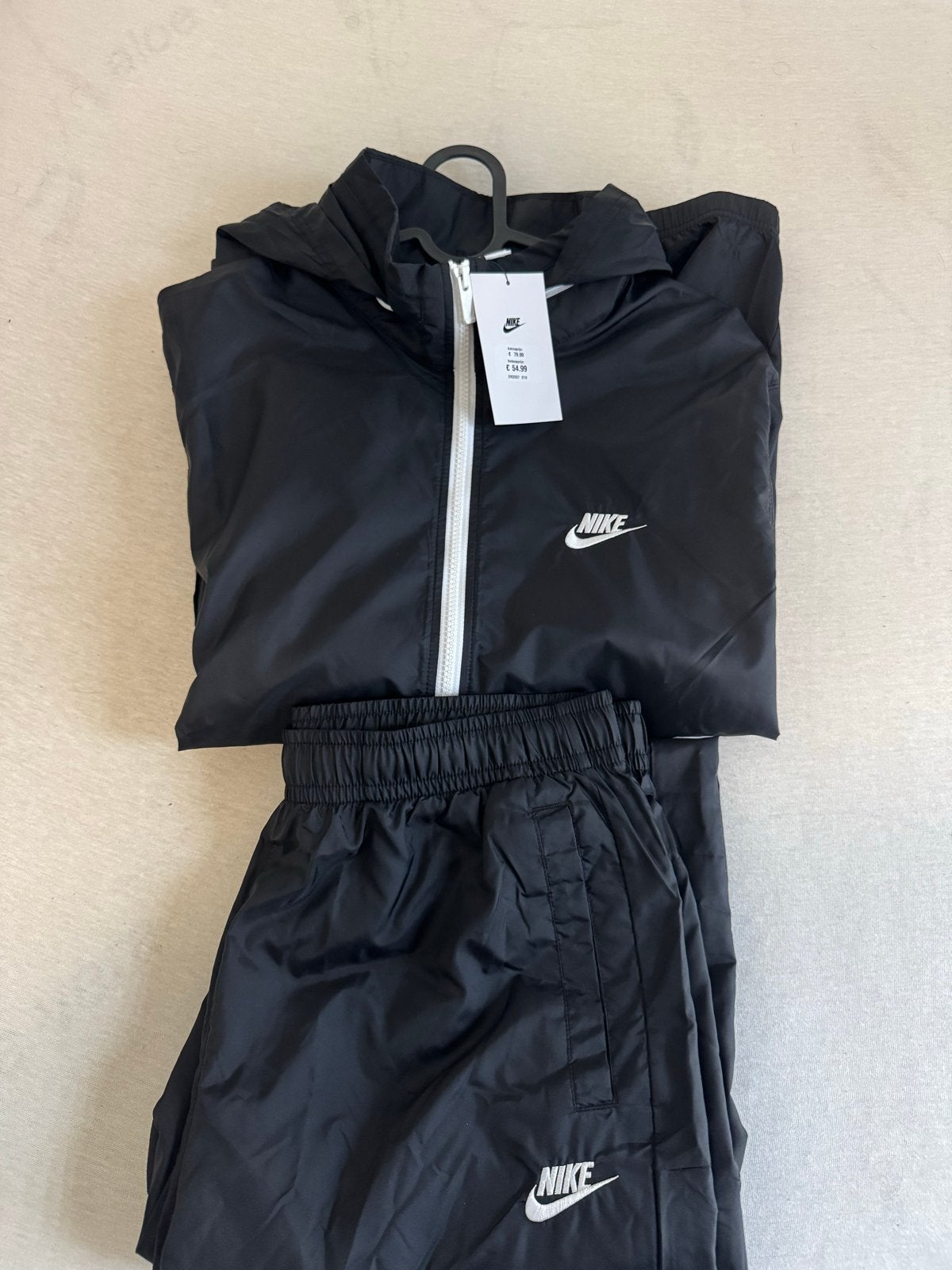 Nike Sportief Trainingspak Zwart - Nieuw met kaartjes, Maat 48/50 (M), Zwart, Nieuw, Ophalen of Verzenden