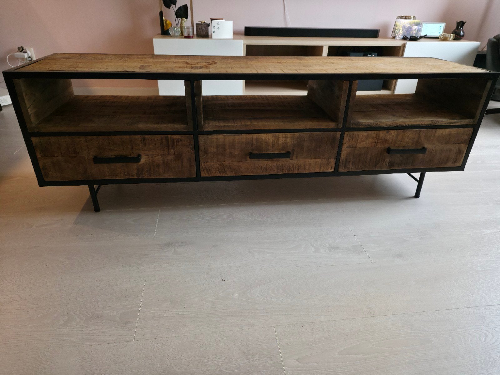 Industrieel Mangohouten TV-Meubel met Zwart Staal – 3 Laden, Ophalen, 150 tot 200 cm, Zo goed als nieuw, Met lade(s)