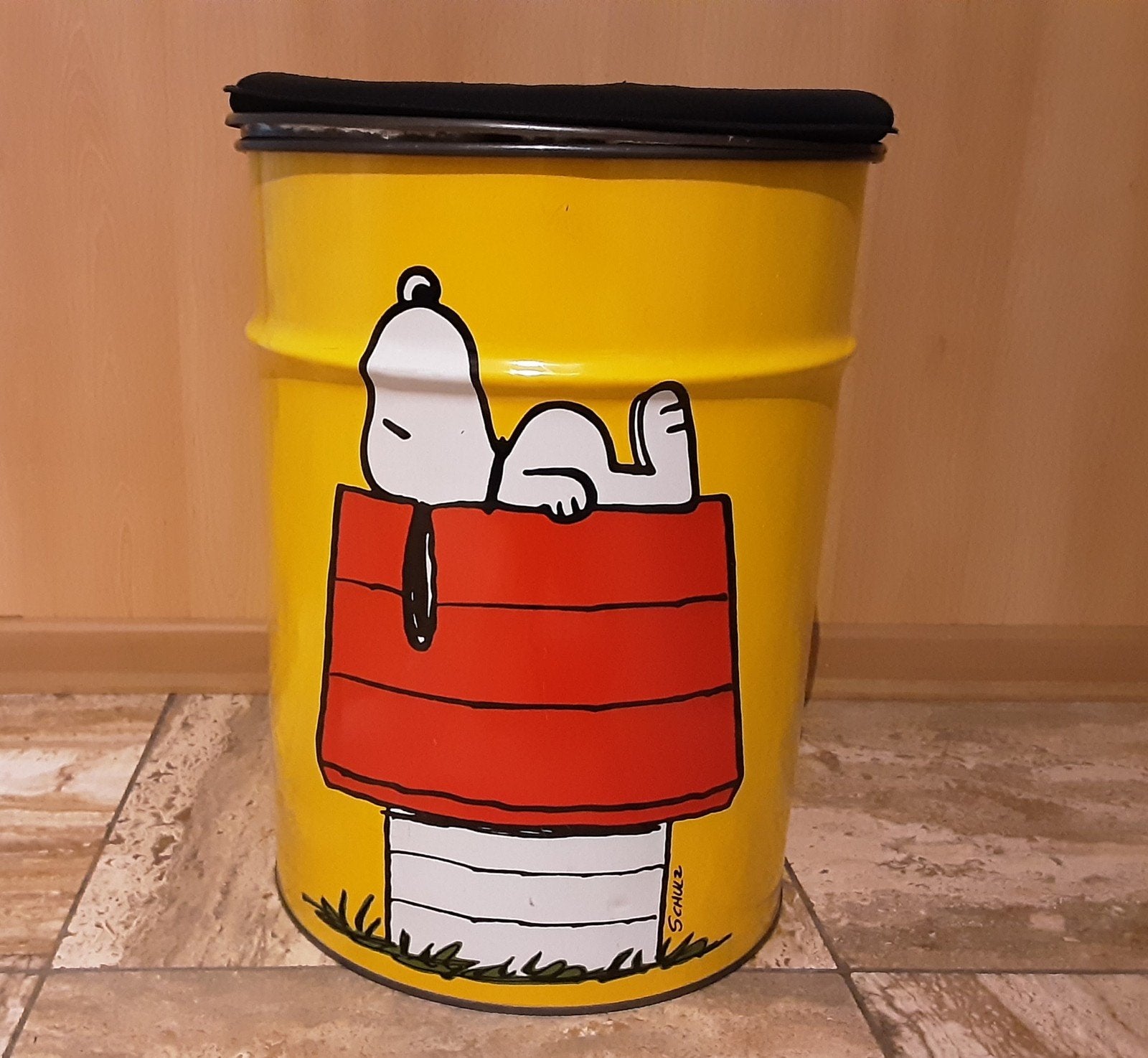 Vintage gele metalen opbergton/ poef, afbeelding Snoopy 1958, Ophalen, Gebruikt, IJzer