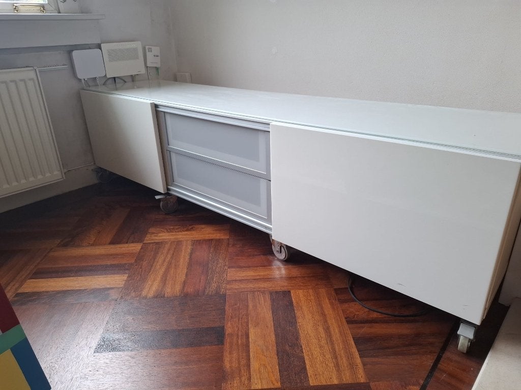 Witte IKEA Bestå tv-meubel, met wielen