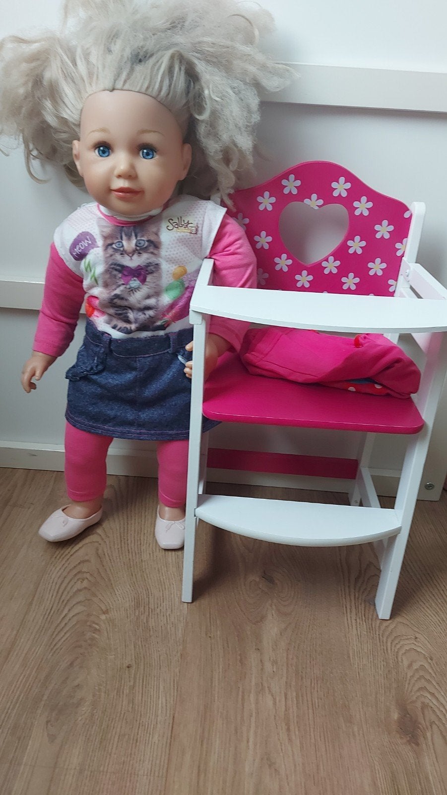 Babypop met kinderstoel - Zo goed als nieuw, Kinderen en Baby's, Speelgoed | Poppen, Ophalen of Verzenden, Zo goed als nieuw, Babypop
