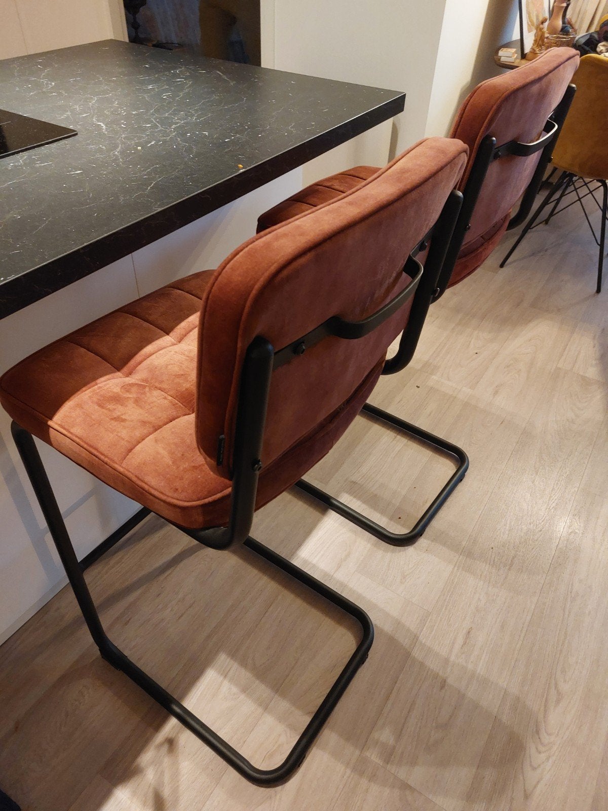 Set van 2 barkrukken - Terracotta stof met zwart frame, Ophalen, Twee, Overige kleuren, Zo goed als nieuw