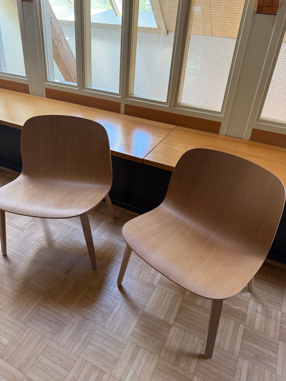 2x Muuto Visu lounge stoel - eikenhout, Huis en Inrichting, Ophalen, Gebruikt, Twee, Overige kleuren