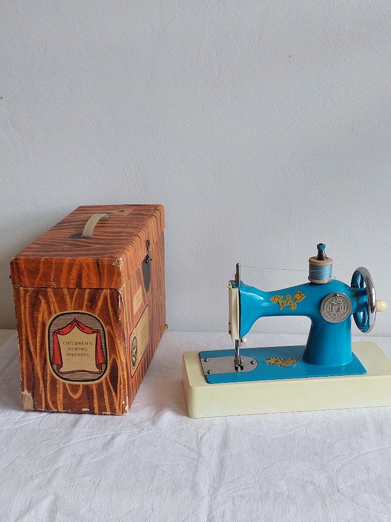Kindernaaimachine USSR Jaren 70 Werkend & Compleet, Ophalen, Zo goed als nieuw, Naaimachine, Overige merken