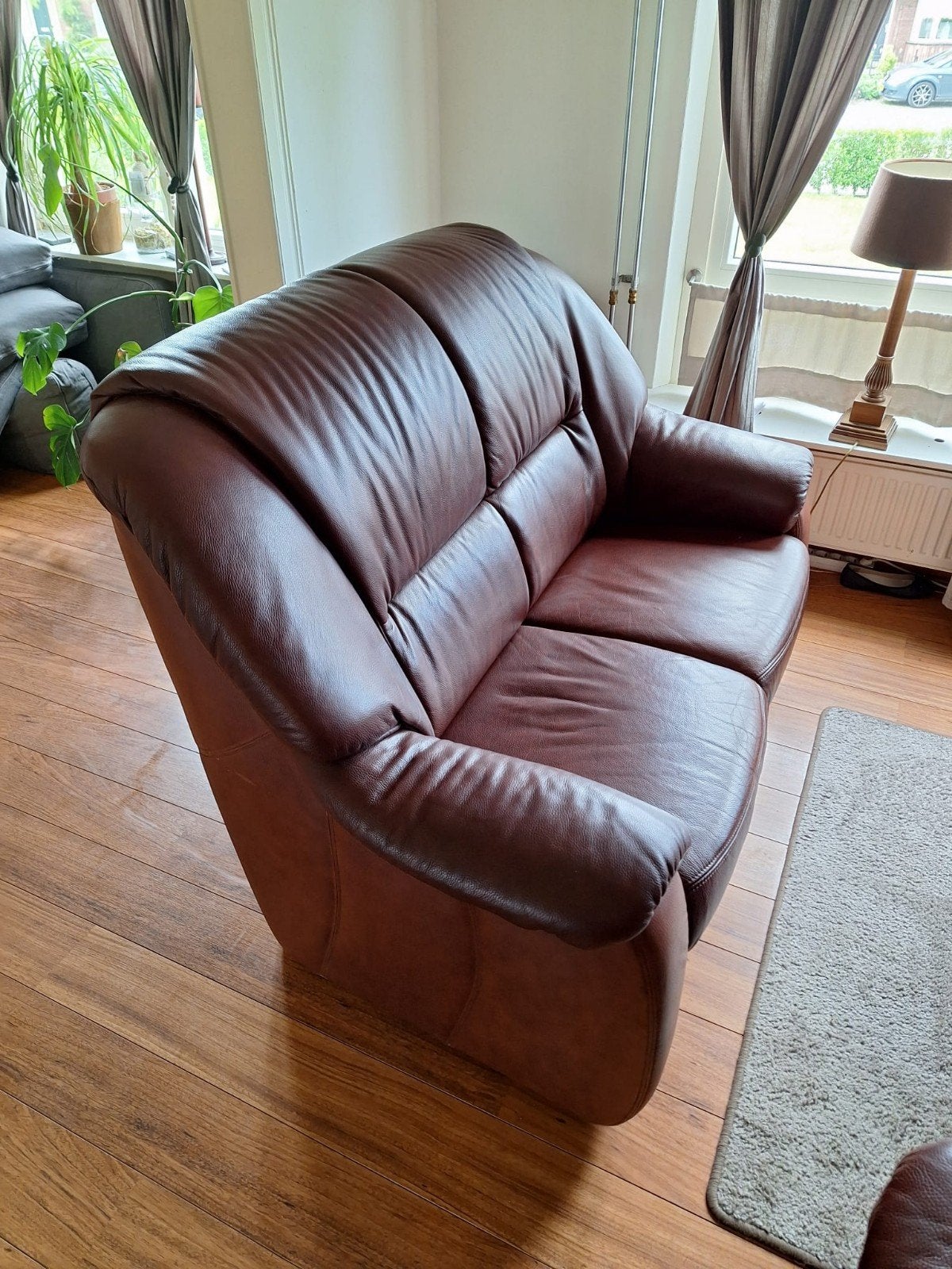 Comfortabele bruine leren tweezitsbank, Gebruikt, 150 tot 200 cm, Tweepersoons, Ophalen of Verzenden