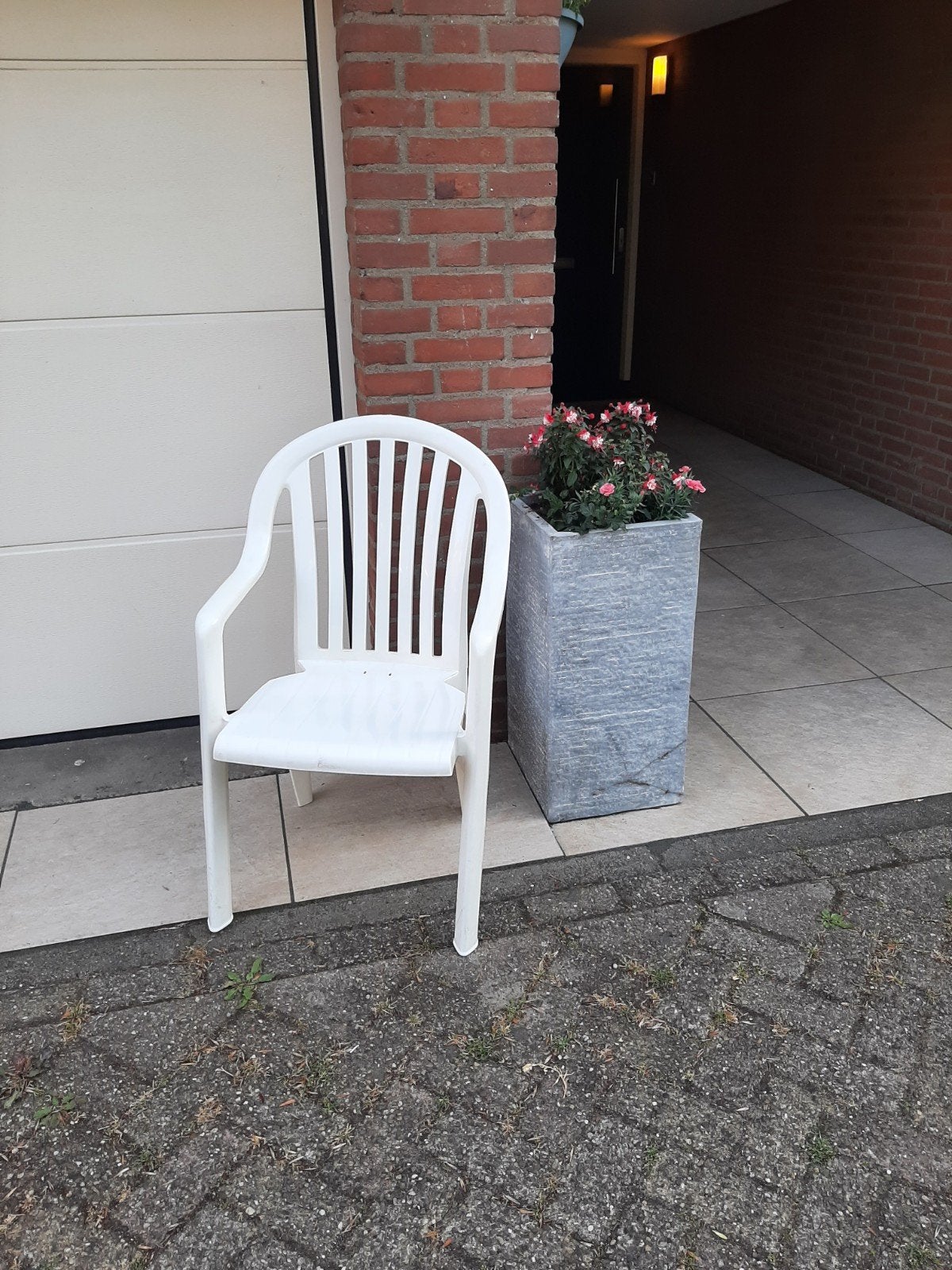 Witte kunststof tuinstoel, Ophalen, Gebruikt, Kunststof