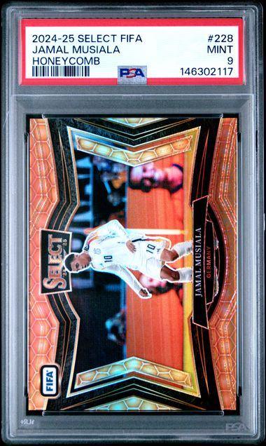 Panini Select Jamal Musiala Honeycomb Prizm Field Level, Ophalen of Verzenden, Nieuw, Buitenlandse clubs, Spelerskaart