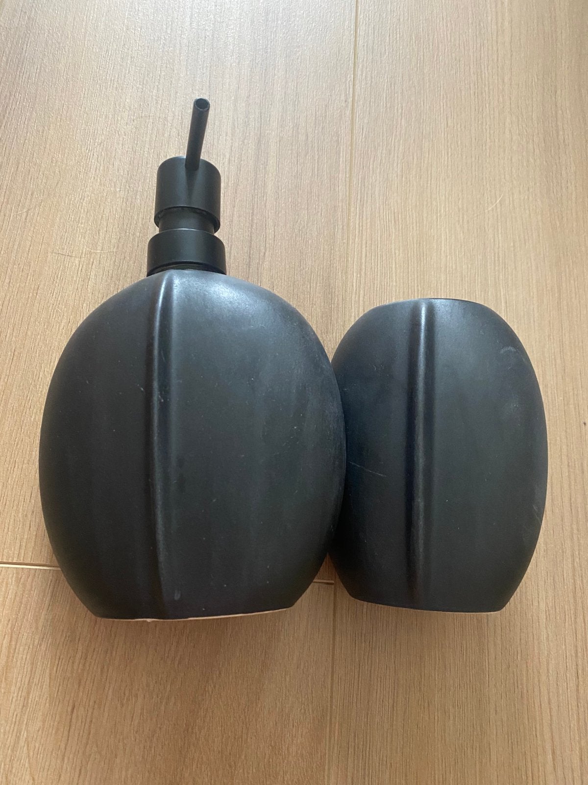 Als nieuw zwart mat zeeppomp en tandenborstelhouder keramiek, Zo goed als nieuw, Overige merken, Zwart, Zeepdispenser/zeepbakje