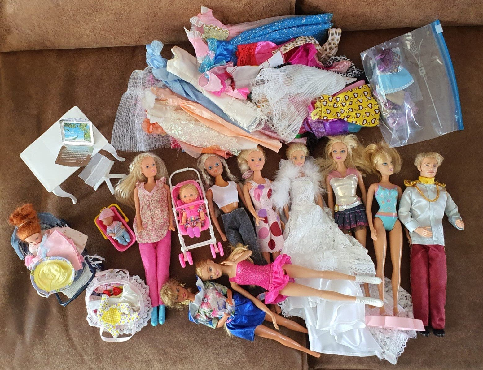 Grote partij Barbies, kleding en accessoires (79 items), Kinderen en Baby's, Speelgoed | Poppen, Ophalen of Verzenden, Gebruikt