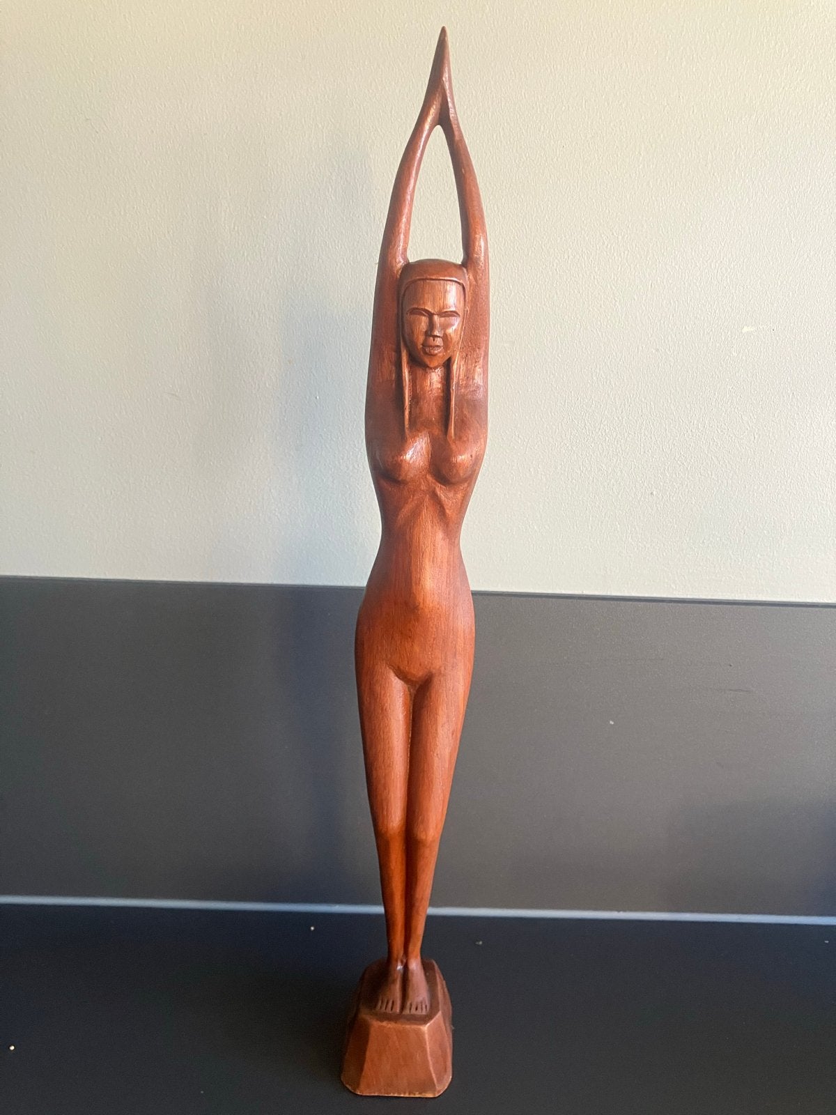Houten sculptuur van een staande vrouw, 20e eeuw, Ophalen of Verzenden, Handgemaakt, 20 - 50 cm, Beeld