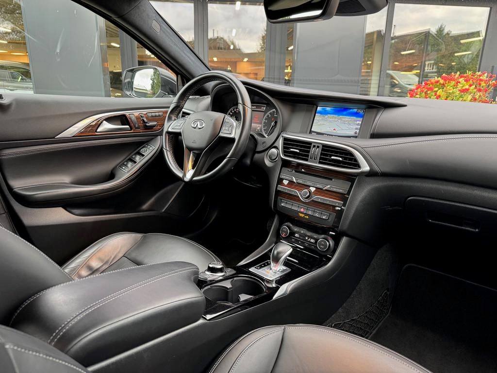 Infiniti Q30 1.6t 115kW Luxe (bj 2016, automaat), Automaat, 12 maanden, Gebruikt, Bedrijf