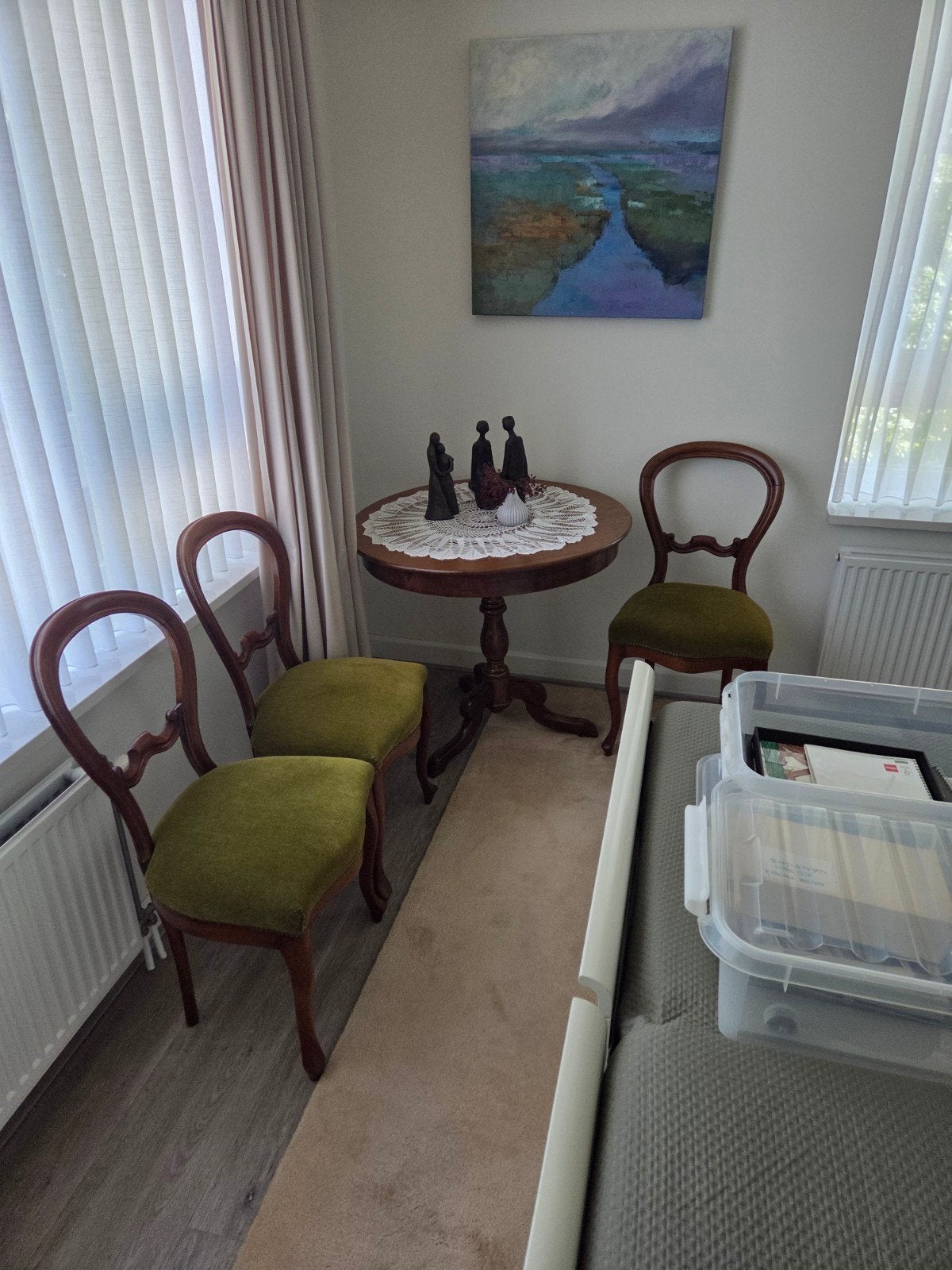 Antieke bijzettafel met 3 antieke stoelen., Ophalen of Verzenden