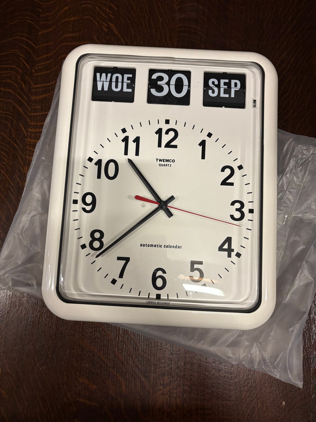 Twemco BQ-12 Flip Klok met Automatische Kalender - Nieuw!, Wandklok, Wit, Ophalen of Verzenden, Zo goed als nieuw