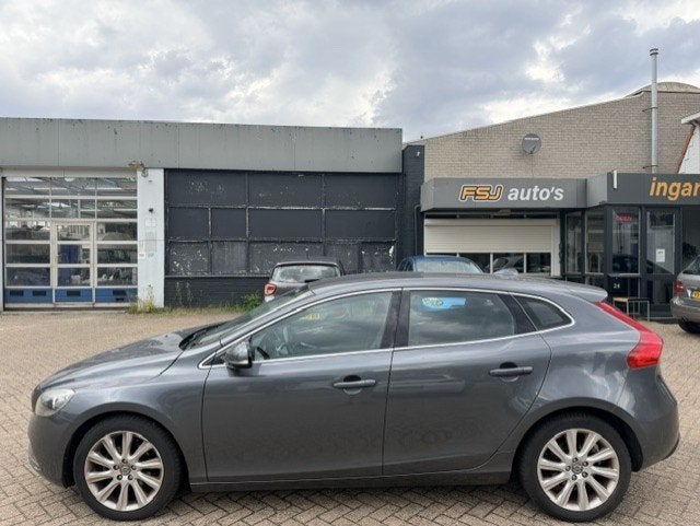 Volvo V40 1.6 D2 / DIESEL / SUMMUM / LEDER / VELE OPTIES!, Voorwielaandrijving, Euro 5, Gebruikt, Zwart