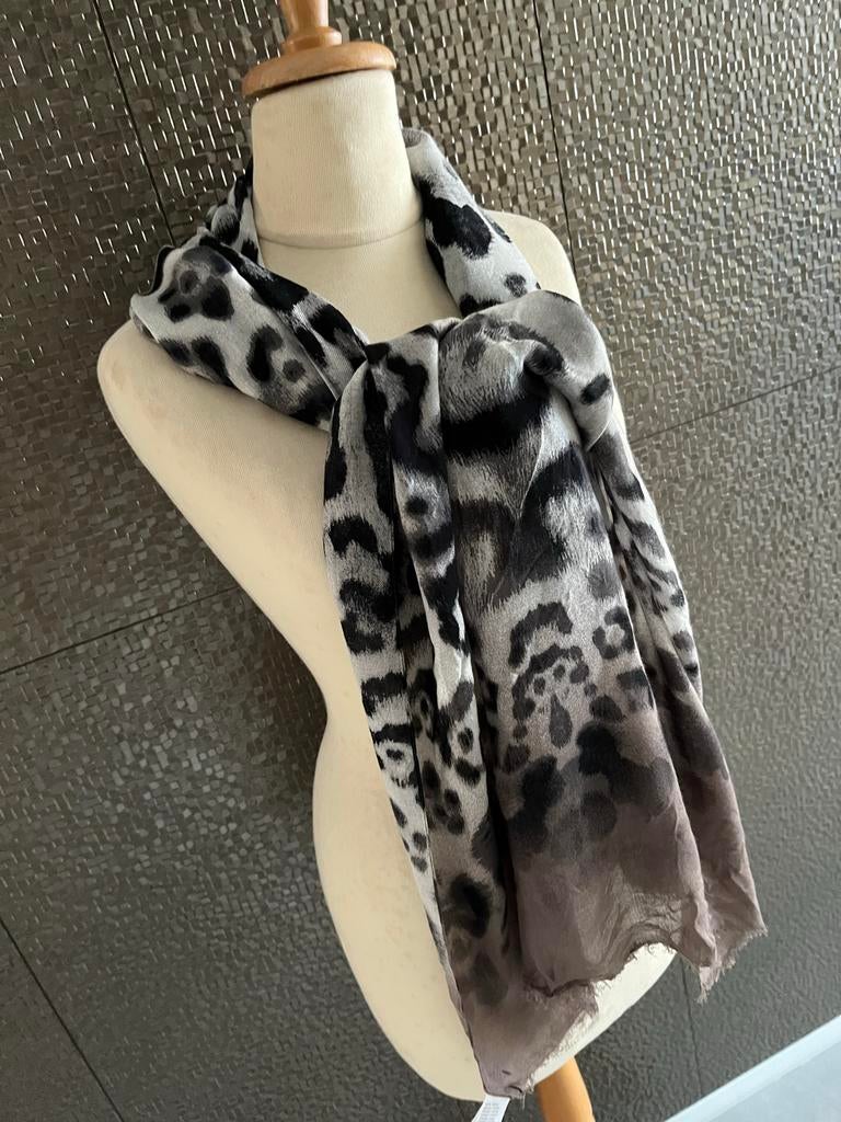 Fraas Sjaal met Luipaardprint - Zwart/Wit/Grijs, Kleding | Dames, Mutsen, Sjaals en Handschoenen, Ophalen of Verzenden, Zo goed als nieuw