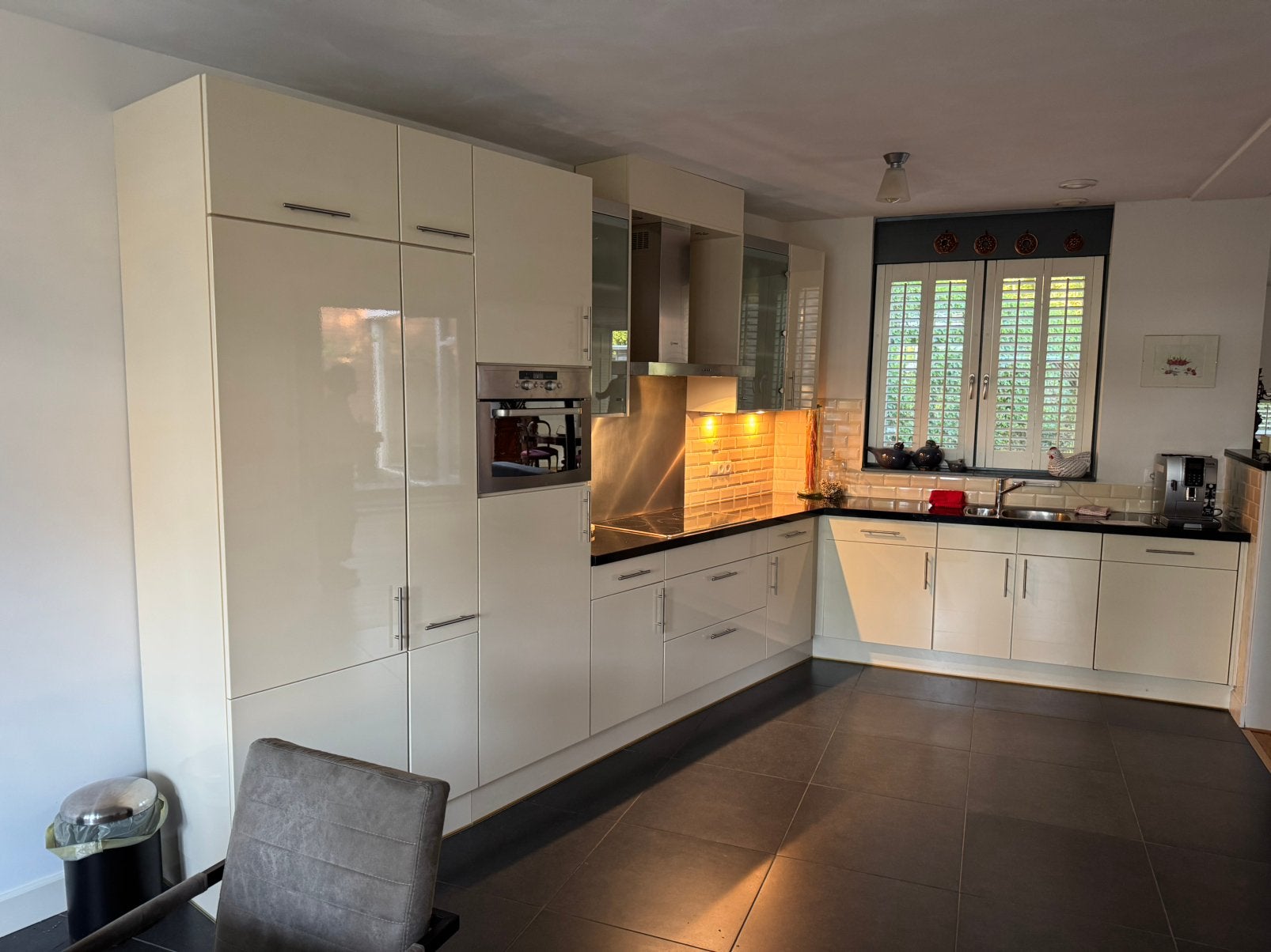 Complete hoogglans keuken met apparatuur, zeer nette staat, Ophalen, Gebruikt, Wit, Graniet of Steen
