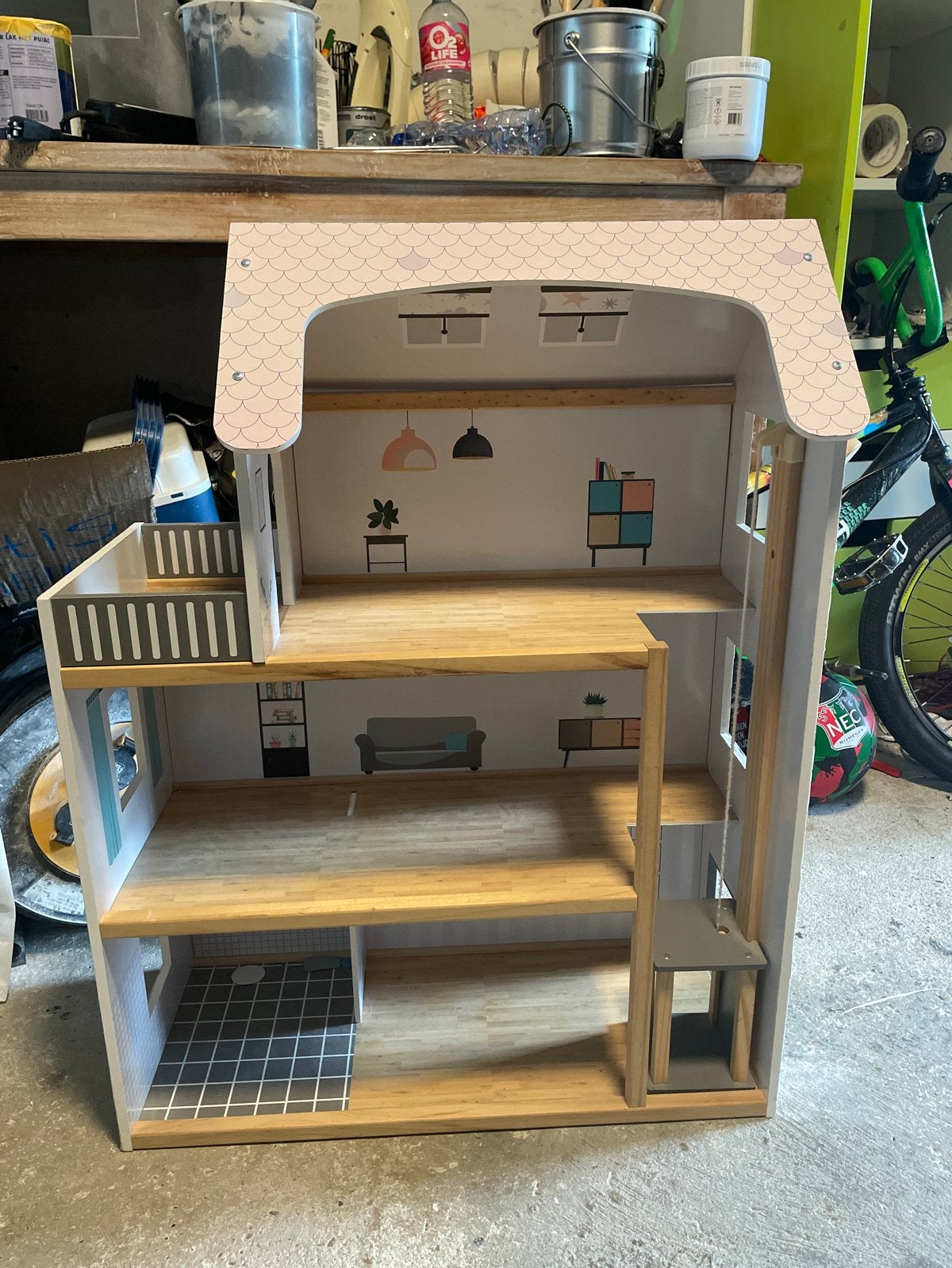 Bieden. Mooi en compleet poppenhuis met lift en balkon, Ophalen, Zo goed als nieuw, Poppenhuis