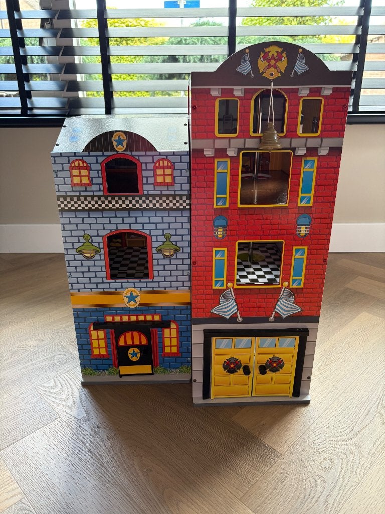Kidkraft houten brandweerkazerne/ politiebureau/ poppenhuis, Ophalen, Gebruikt, Poppenhuis