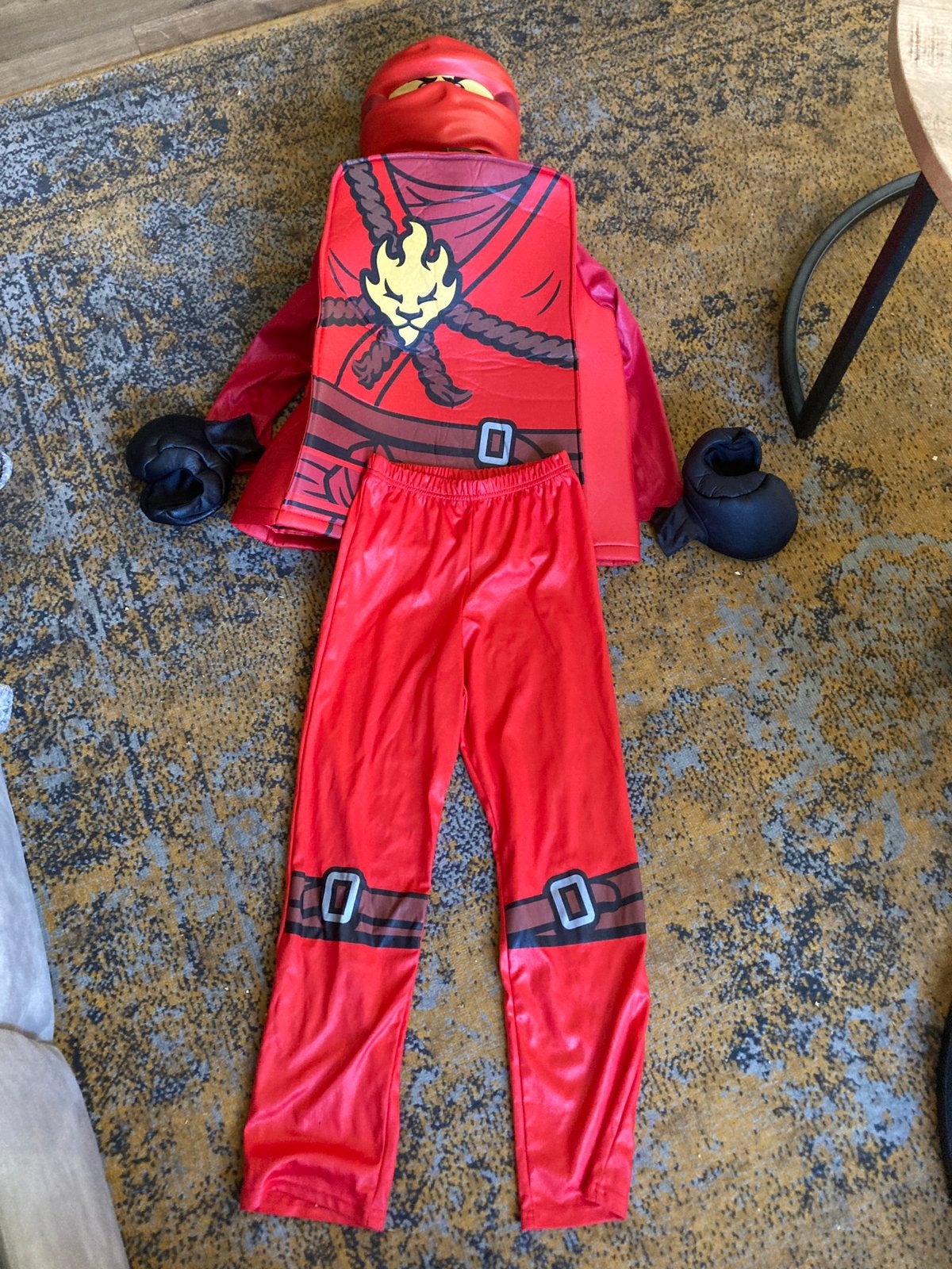 Ninjago kostuum Kai, Ophalen of Verzenden, Zo goed als nieuw, 122 t/m 128, Jongen