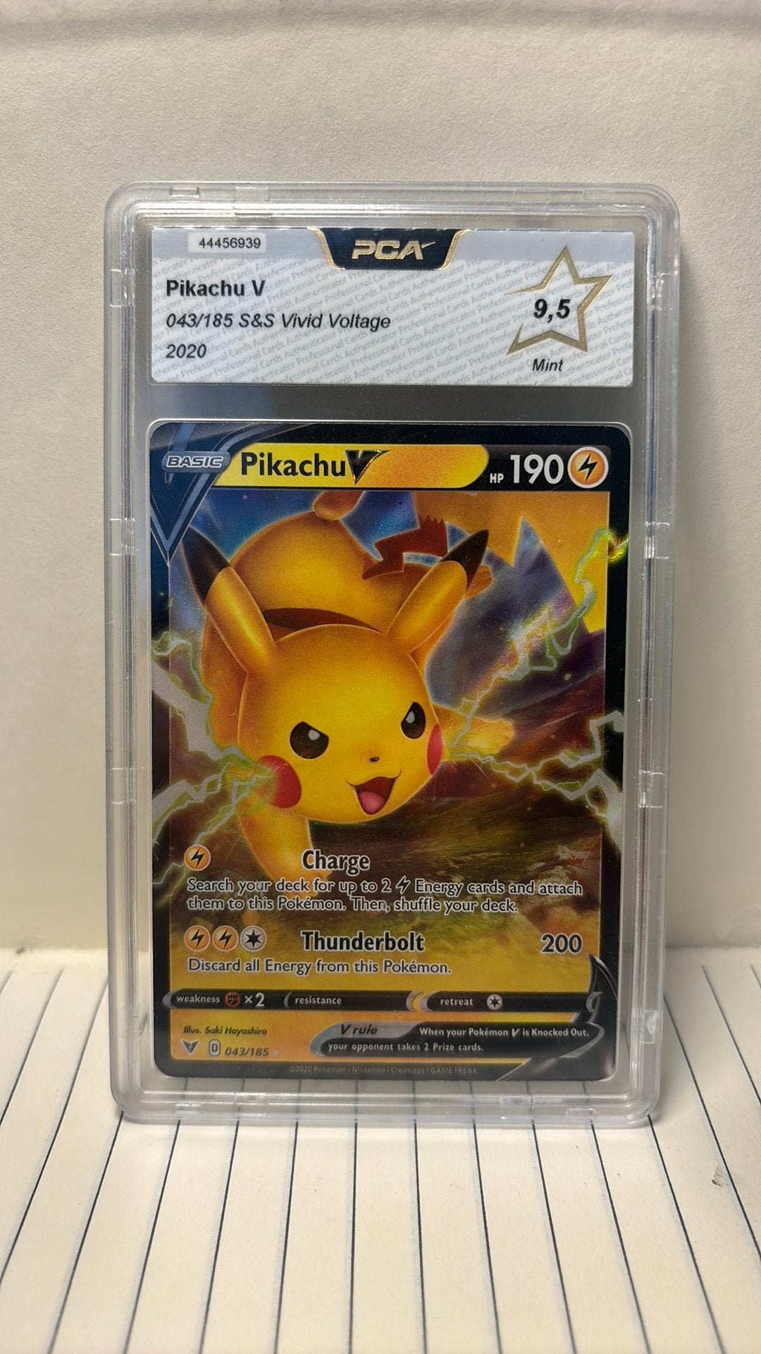 Pikachu V 043/185 S&S Vivid Voltage 2020 grade PSA 9,5, Ophalen of Verzenden, Nieuw